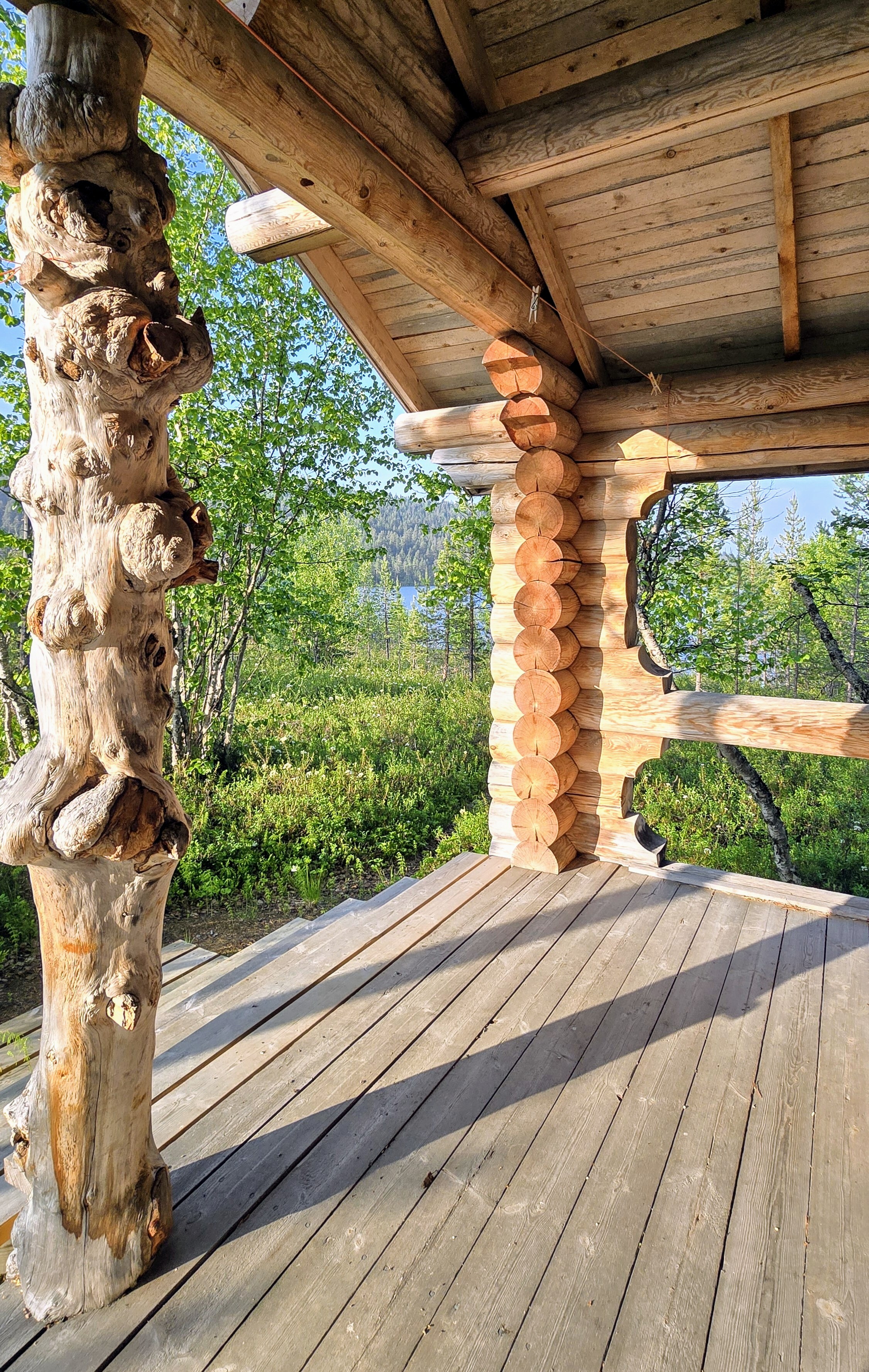 Rantasaunan terassi järven suuntaan