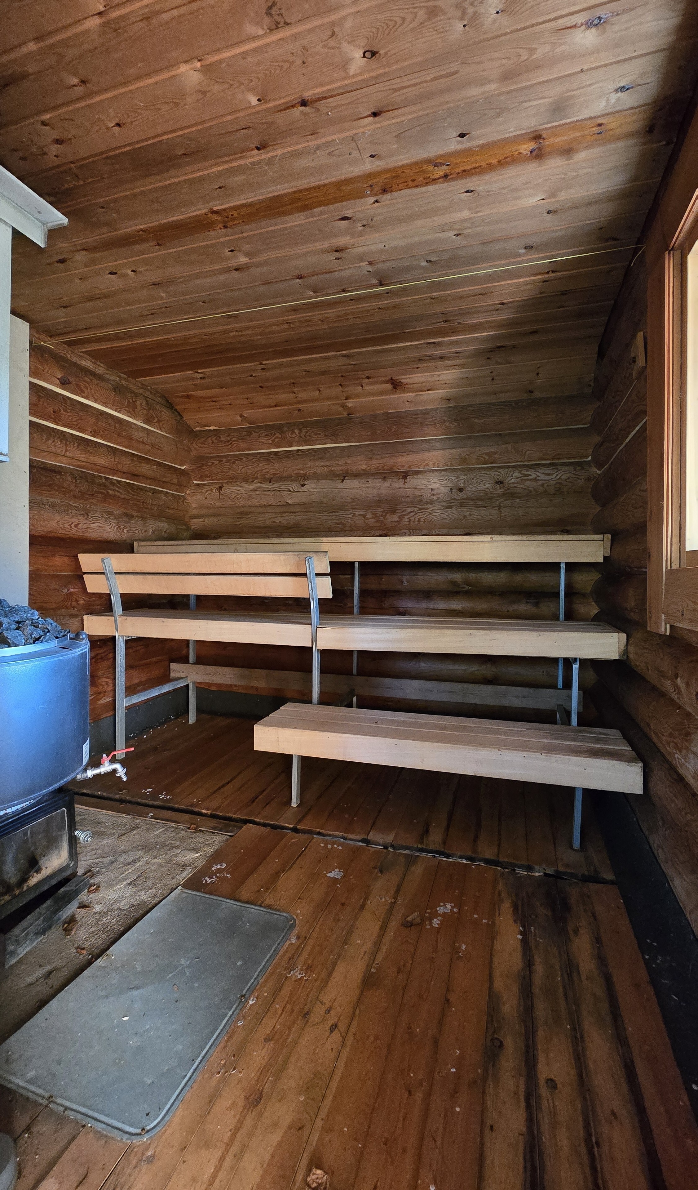 Puulämmitteinen sauna kantovedellä