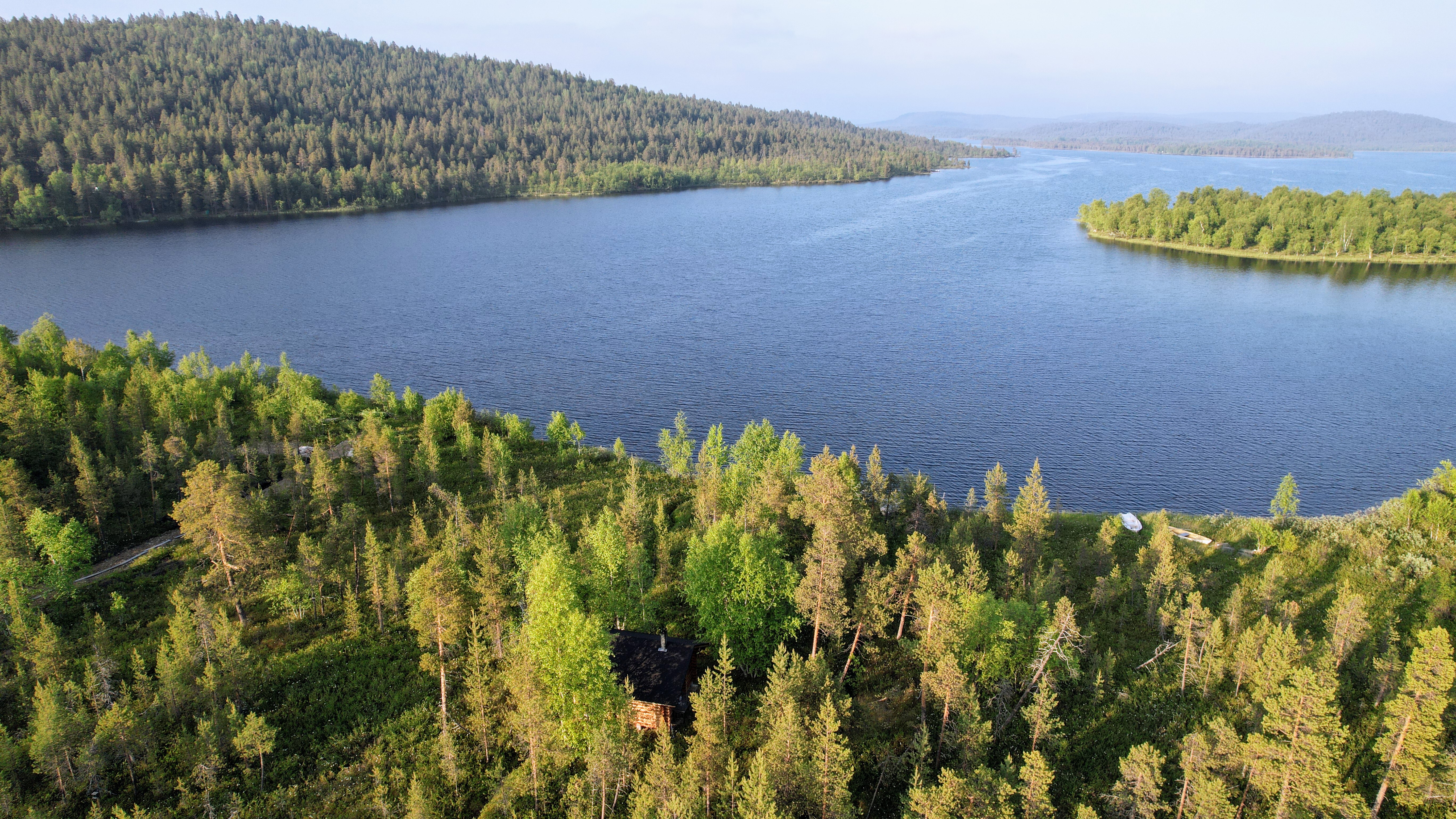 Näkymä rantasaunan yli järvelle