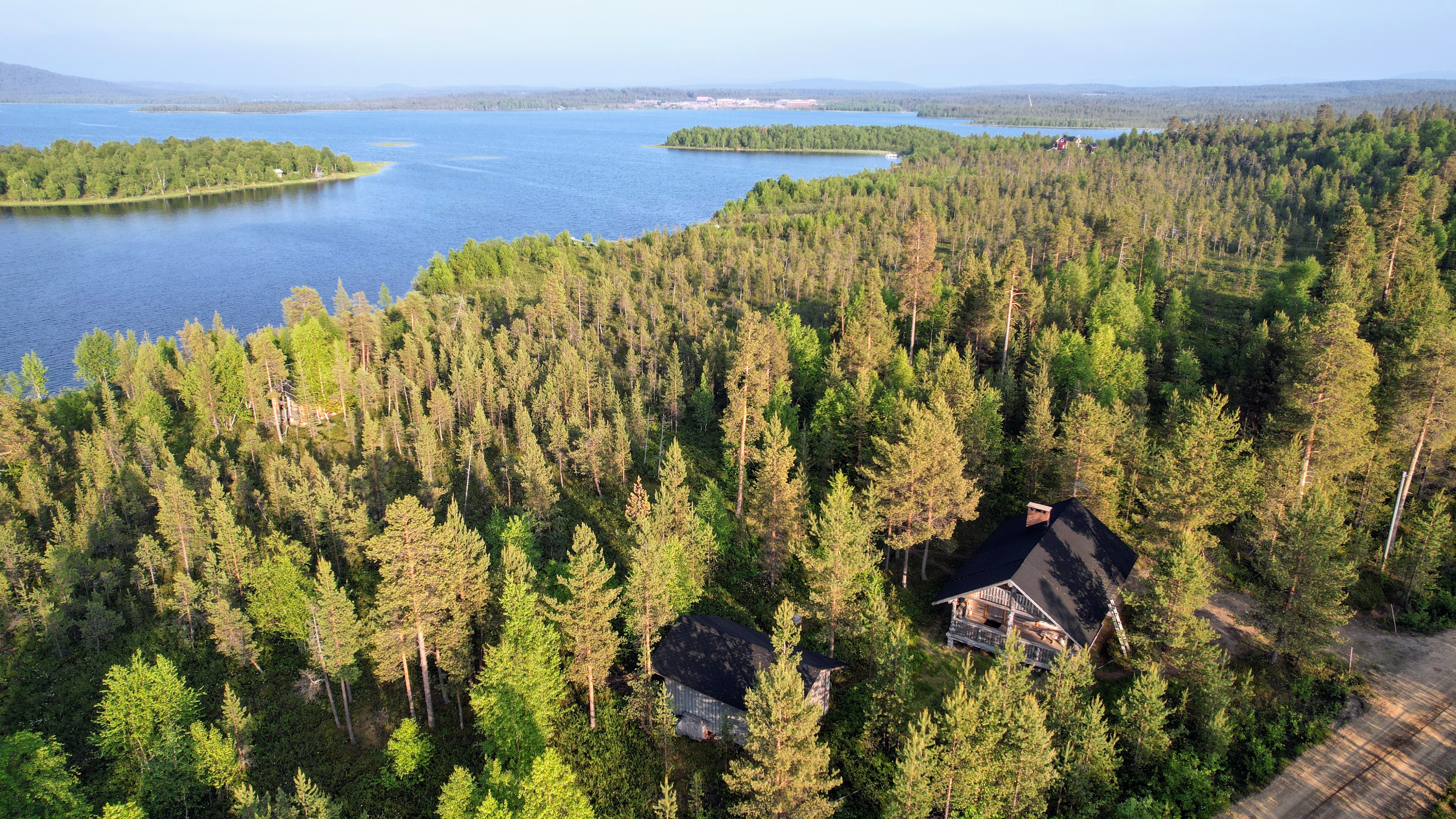 Näkymä mökin yli Peuravuonon suuntaan