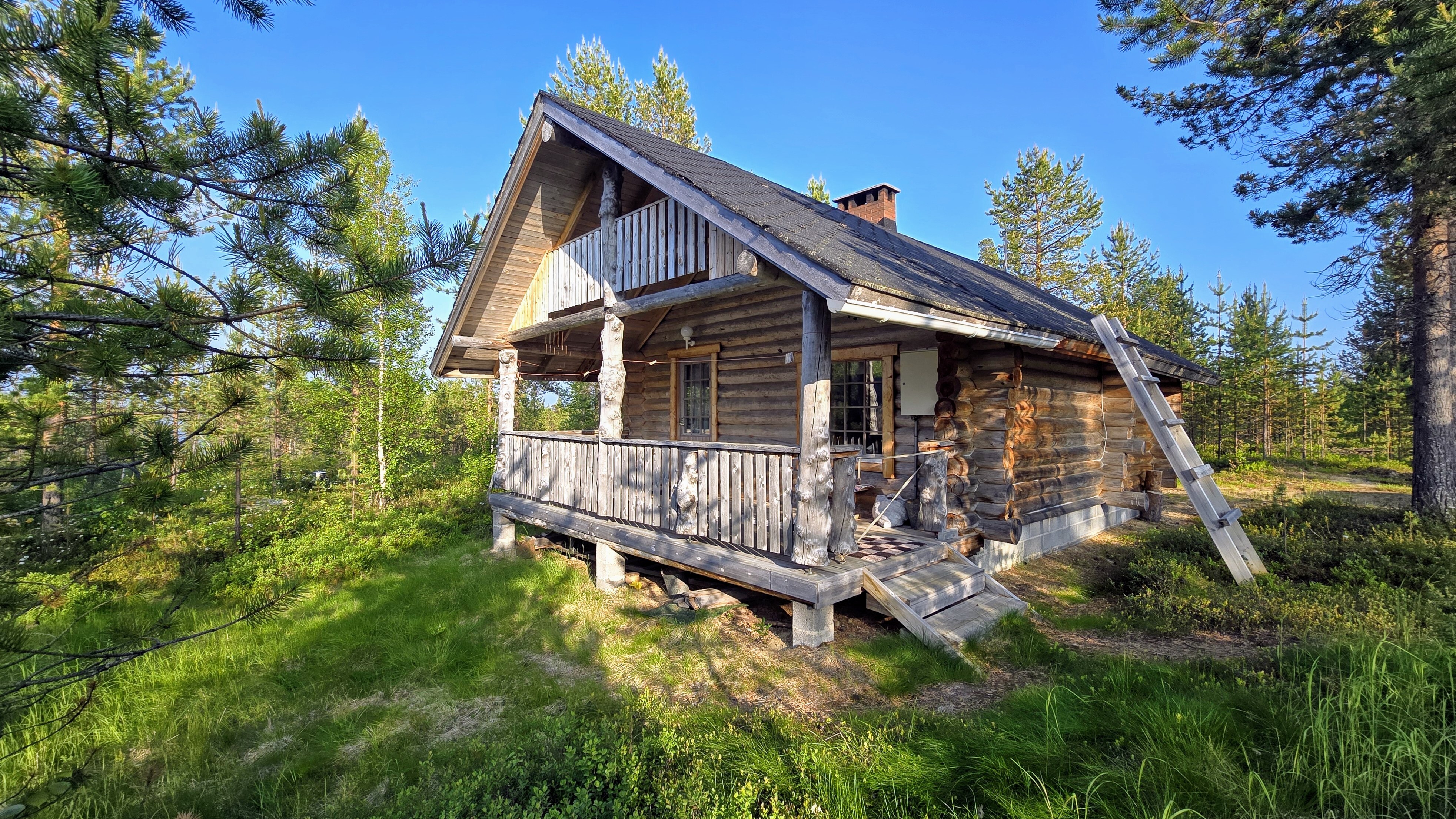 Julkisivu tien puolelle