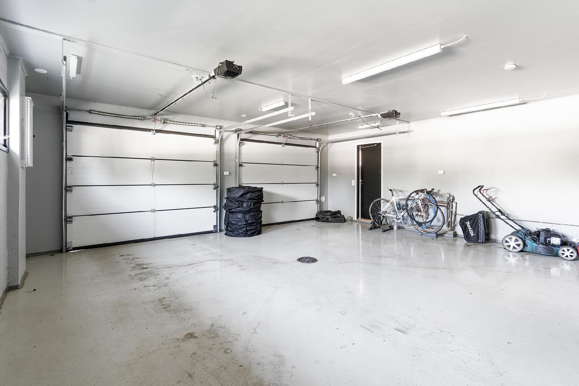 2 auton lämmin autotalli