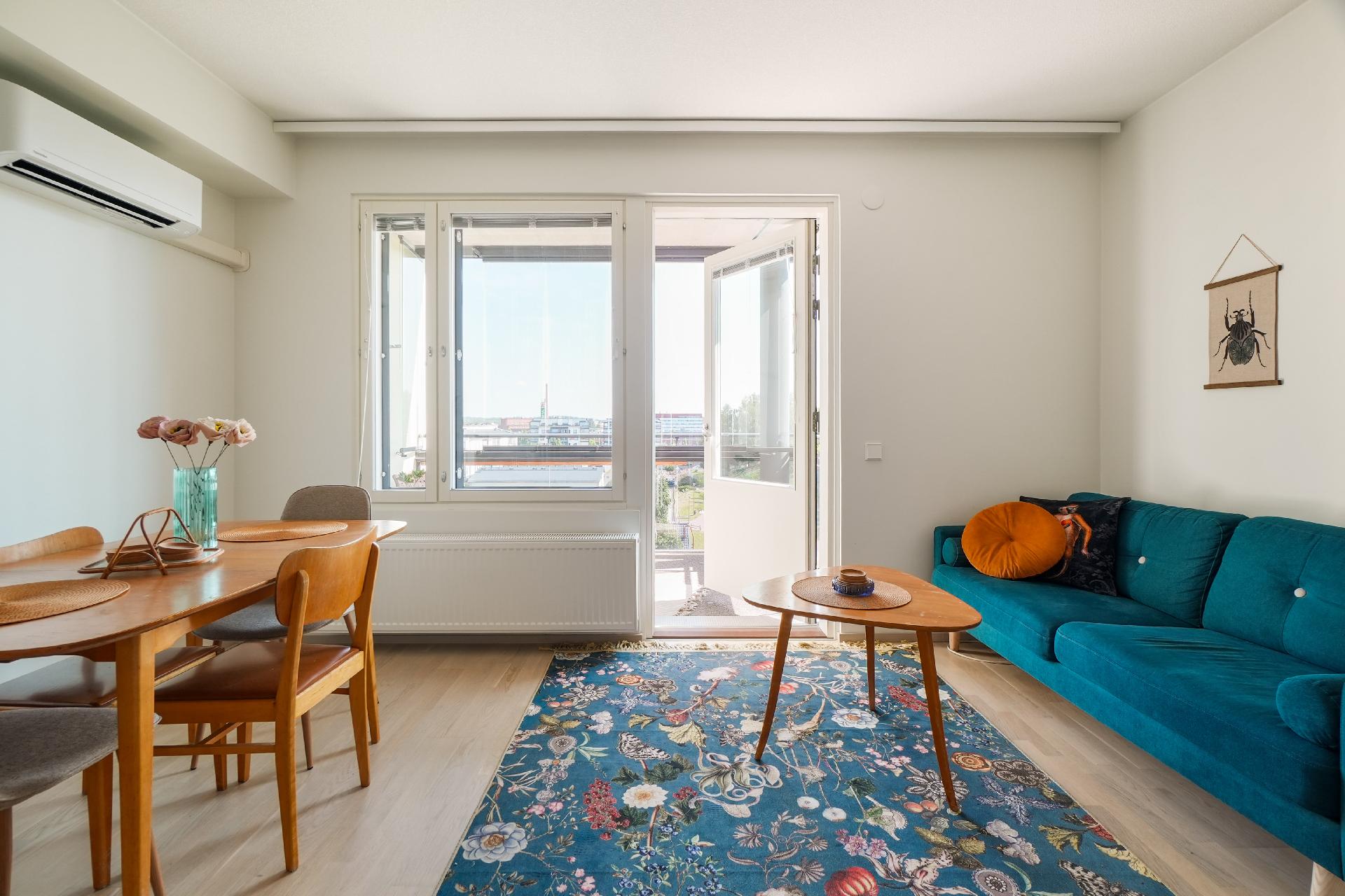 Modernissa, vaaleasävyisessä asunnossa on hyvä pohjaratkaisu. 