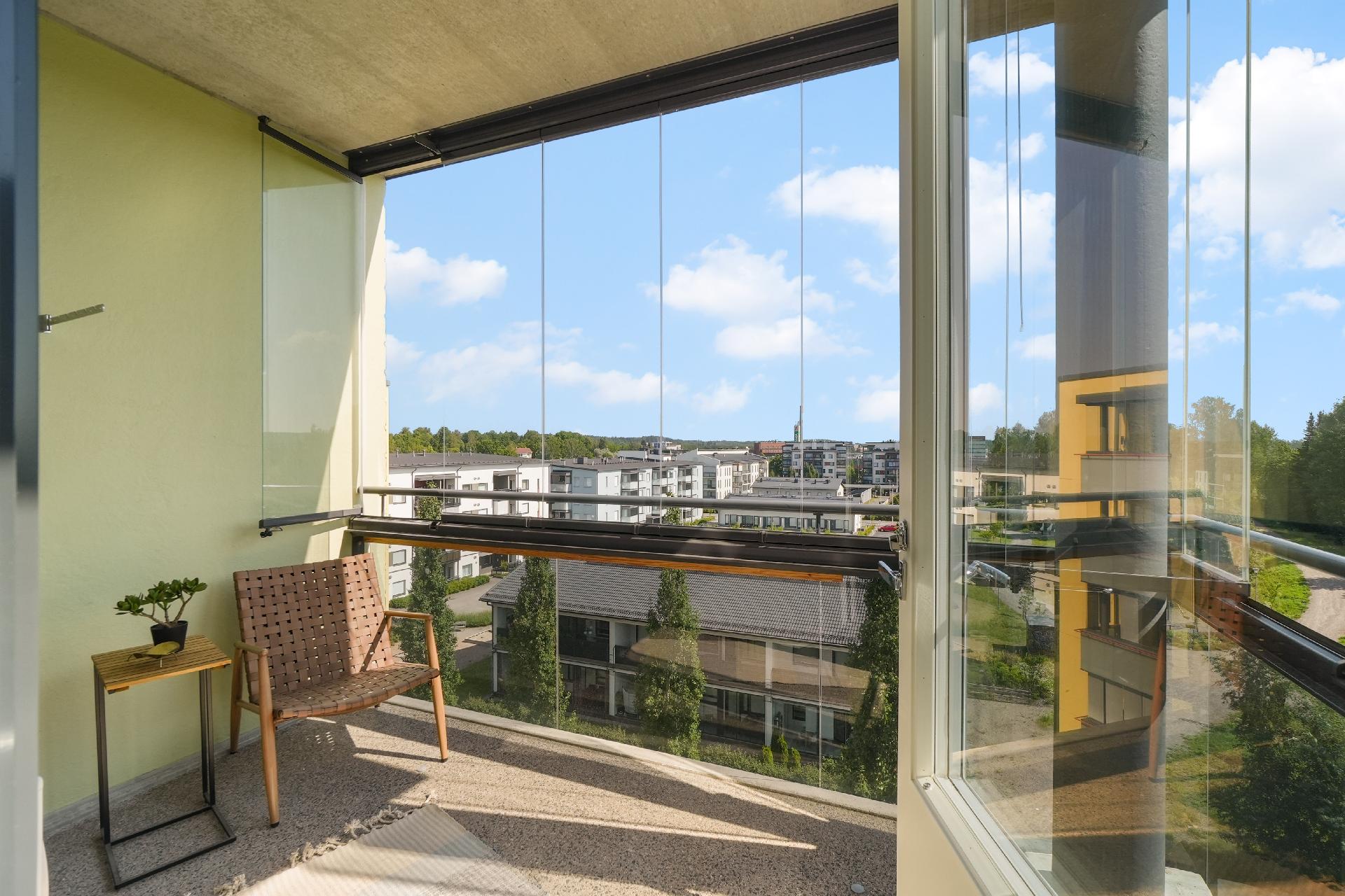 Iso, lasitettu parveke on arjen luksusta.