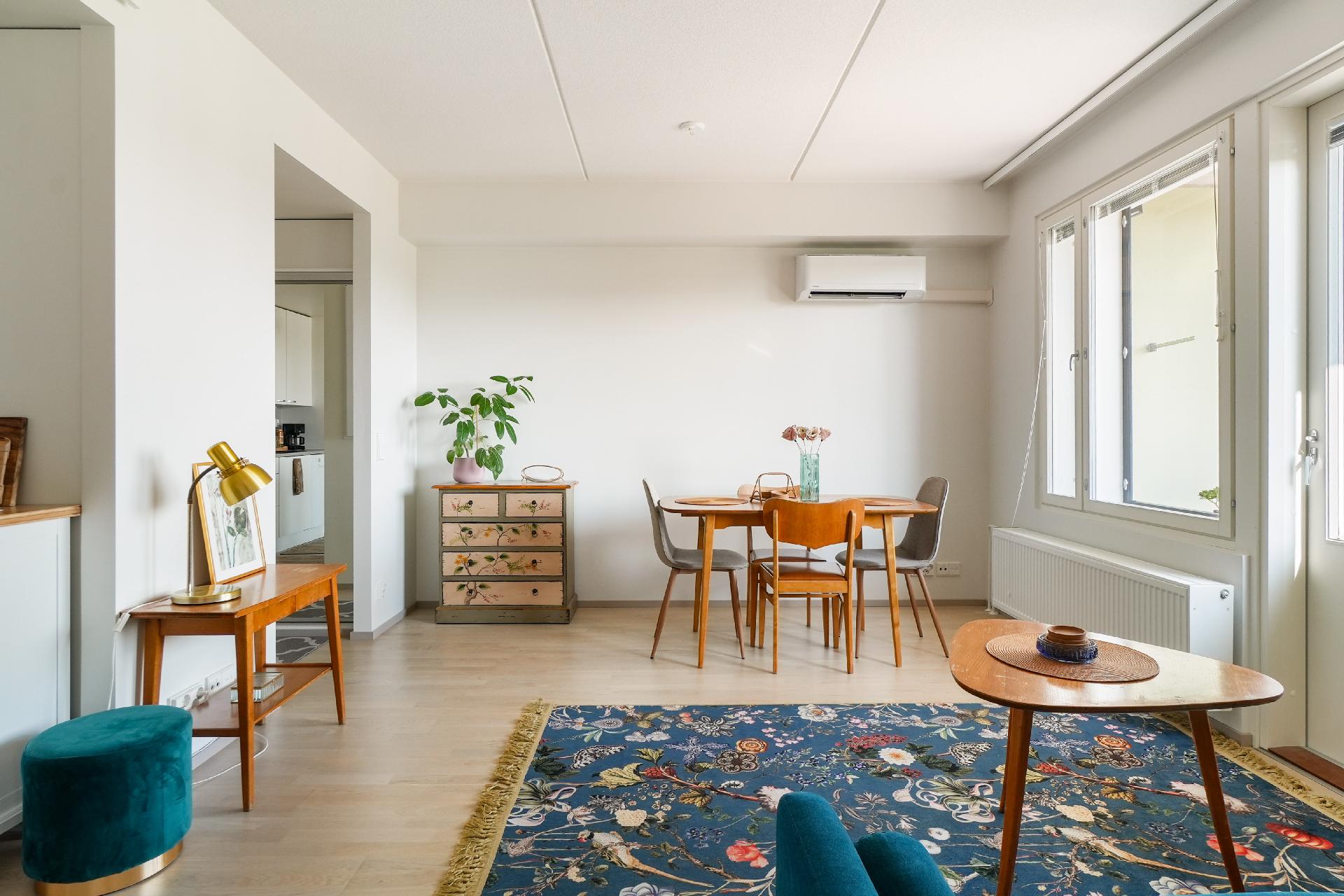 Kodin sydän on olohuone, vasemmalta avautuu tilaan keittiö ja oikealta on käynti lasitetulle parvekkeelle.