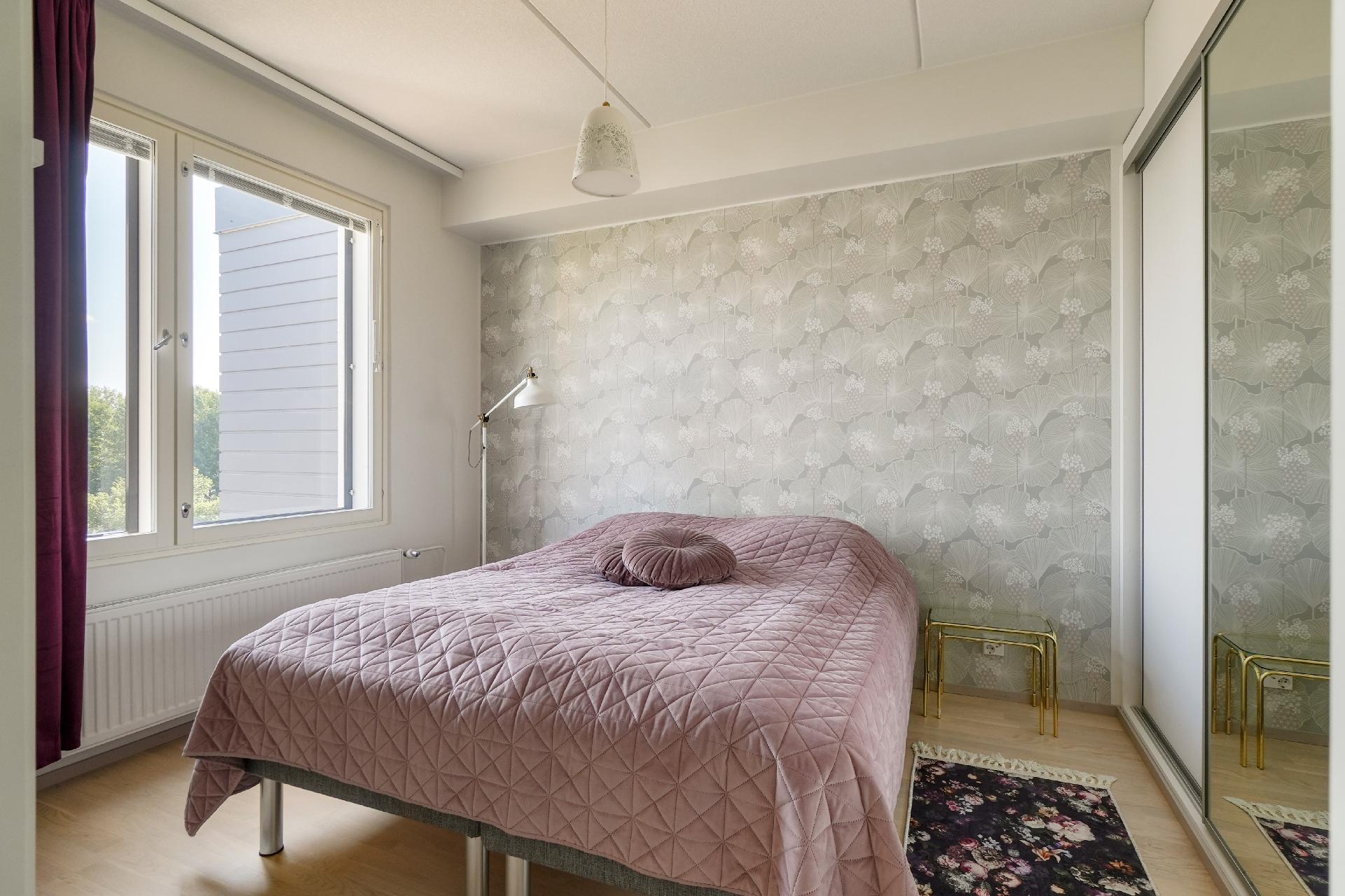 Harmonisen makuuhuoneen ilmettä, oikealle jäävät liukuovelliset vaatekaapit ja sänkyä vastapäätä jää tilaa esim. lipastolle tai työpöydälle.