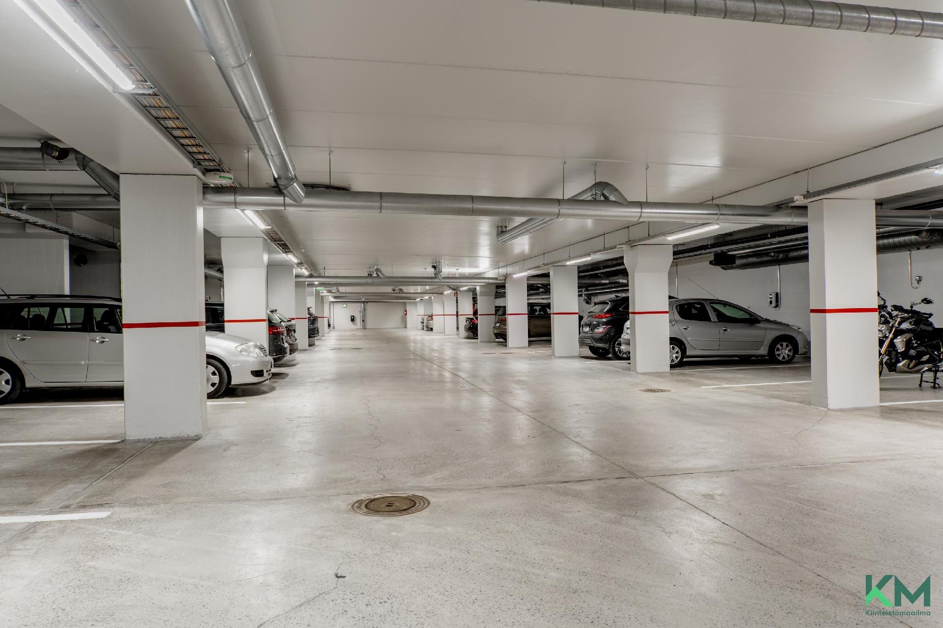 Autopaikat pohjakerroksessa.