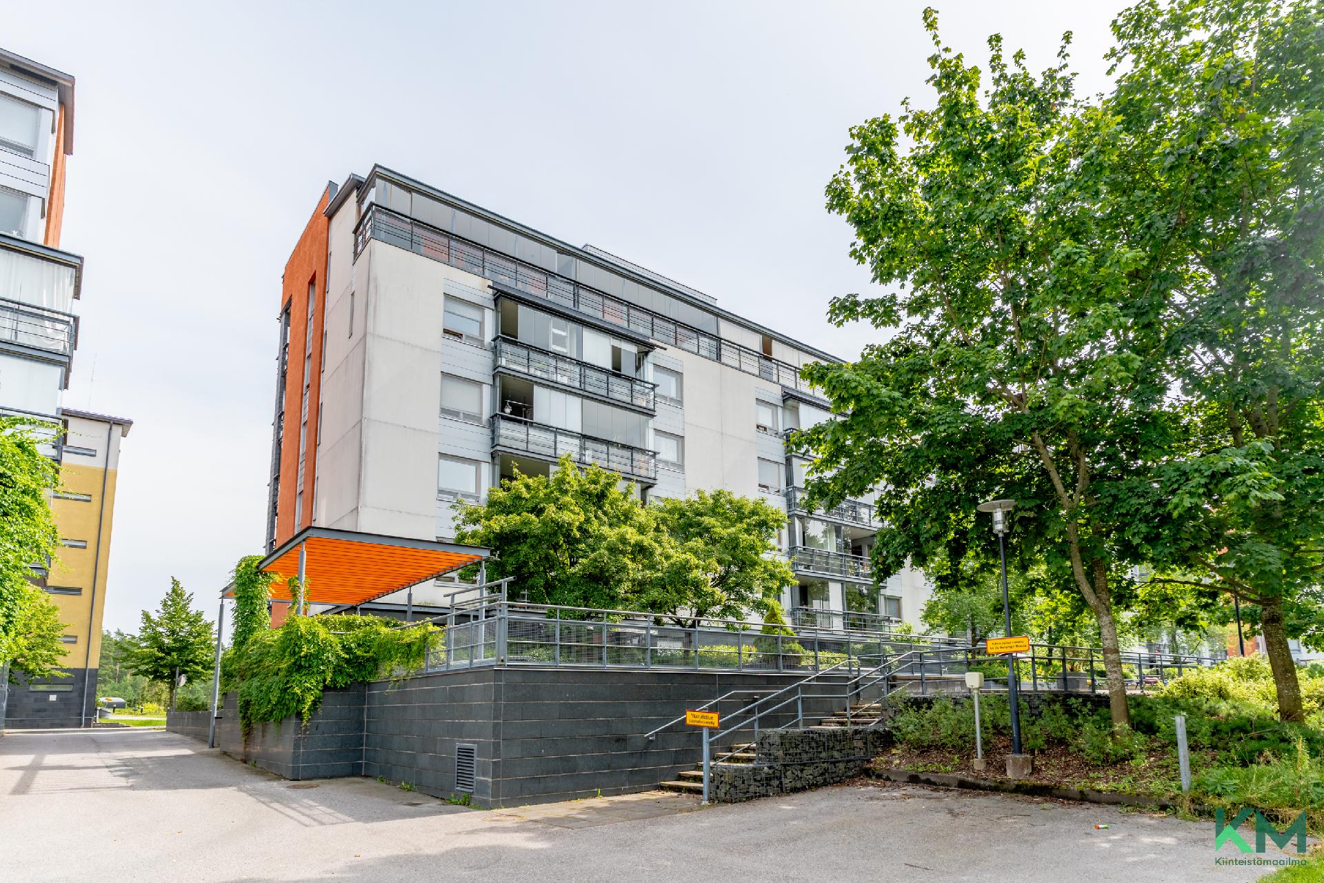 Pihakansi on aidattu.