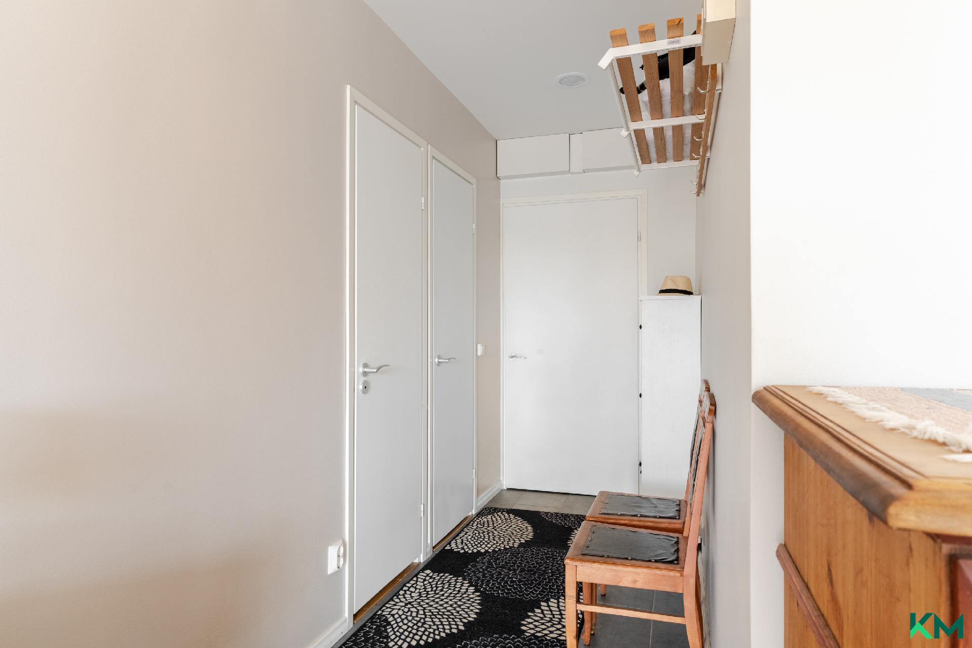 Eteinen ja kulku vaatehuoneeseen