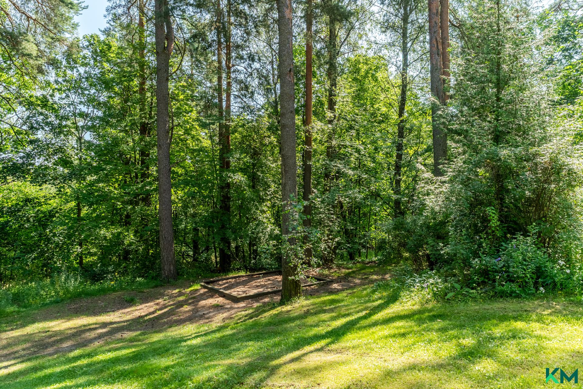 Leikkialue ja hiekkalaatikko