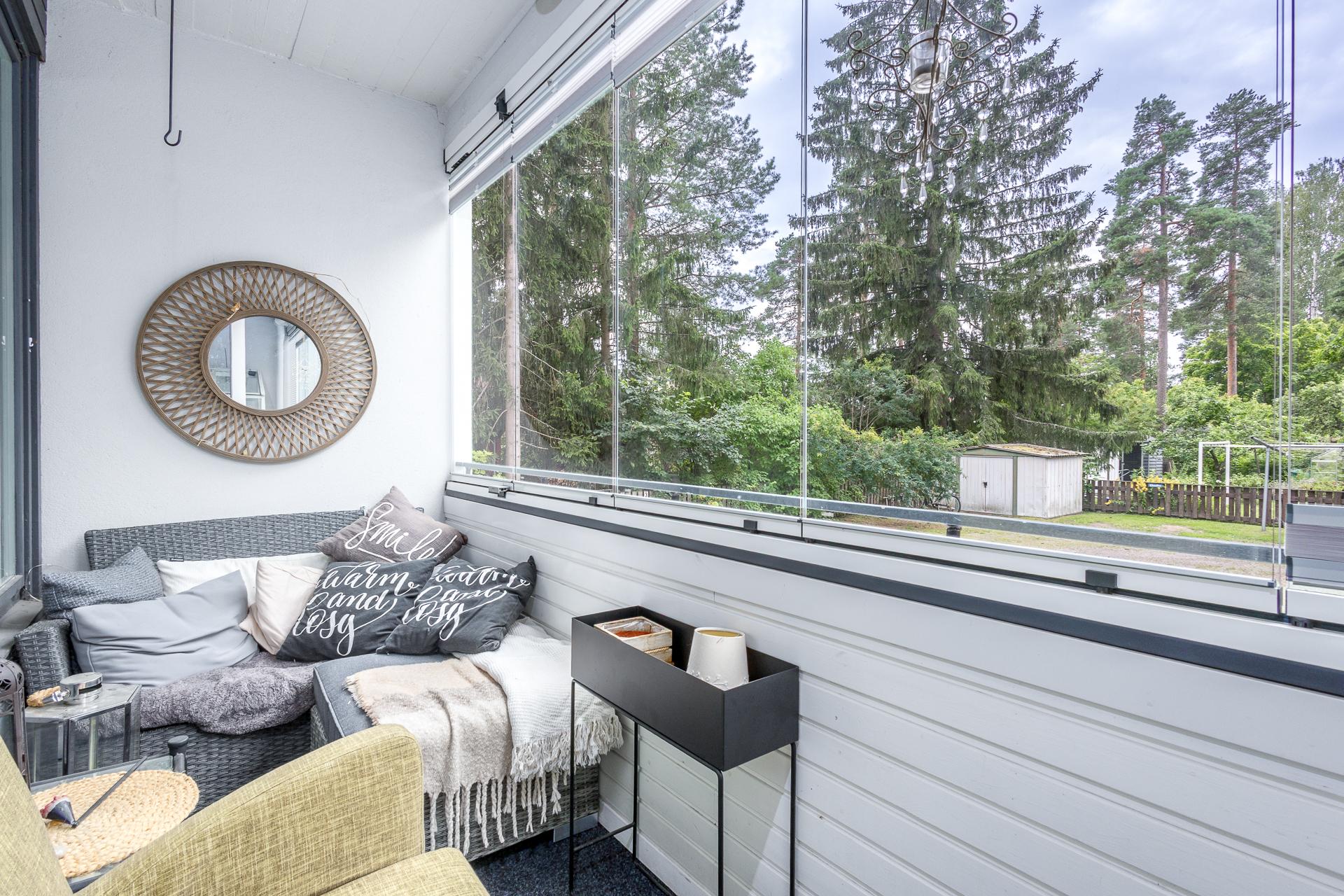 suuri lasitettu parveke