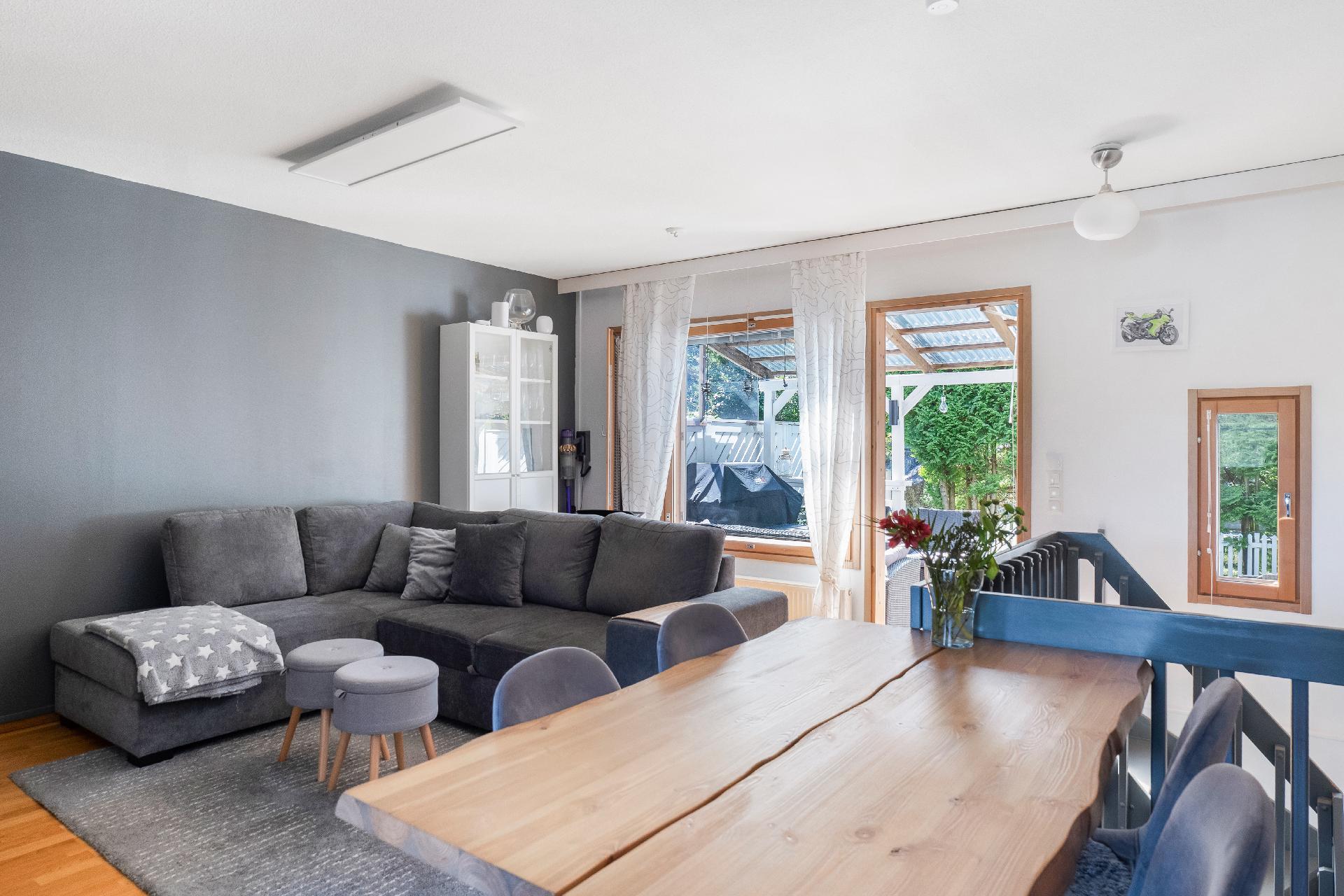 Ruokailutila ja olohuone