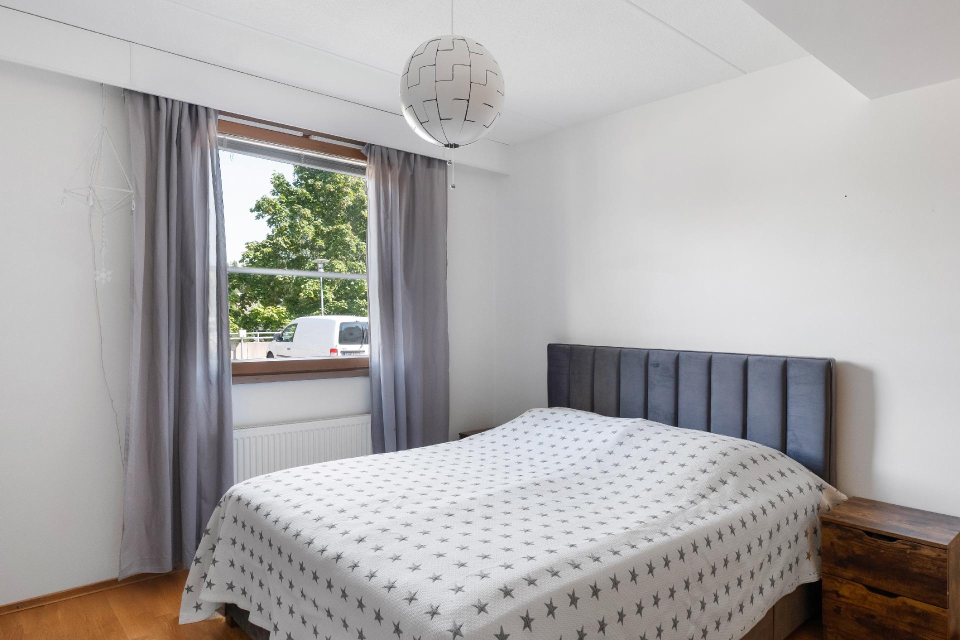 Alakerran makuuhuone