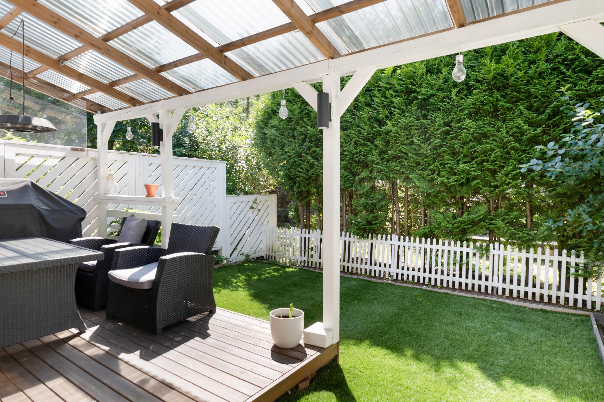 Terassi ja takapiha, jossa kestonurmi