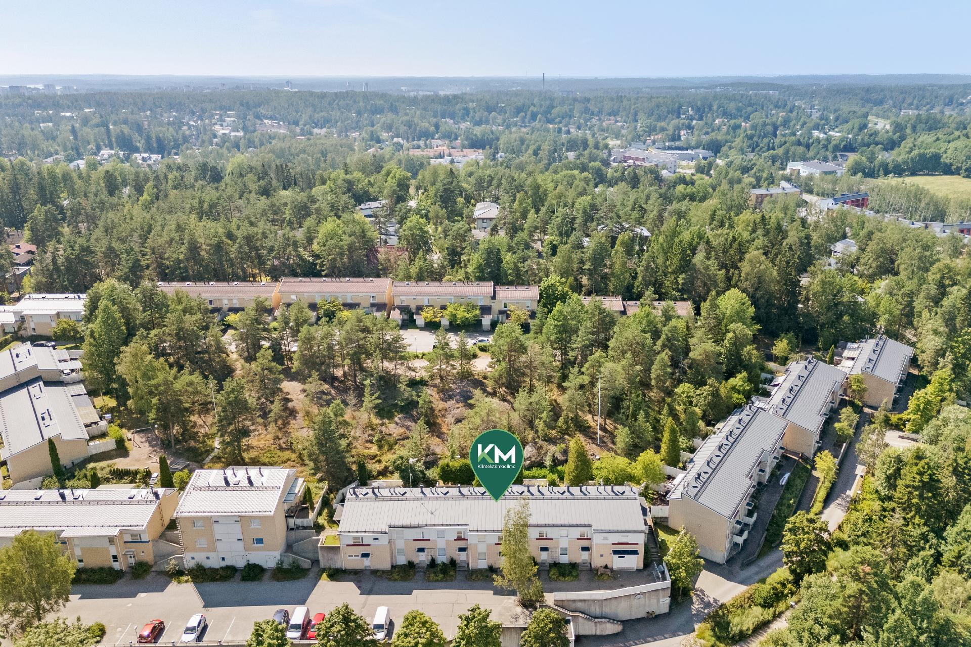 Vehreän luonnon ympäröimä