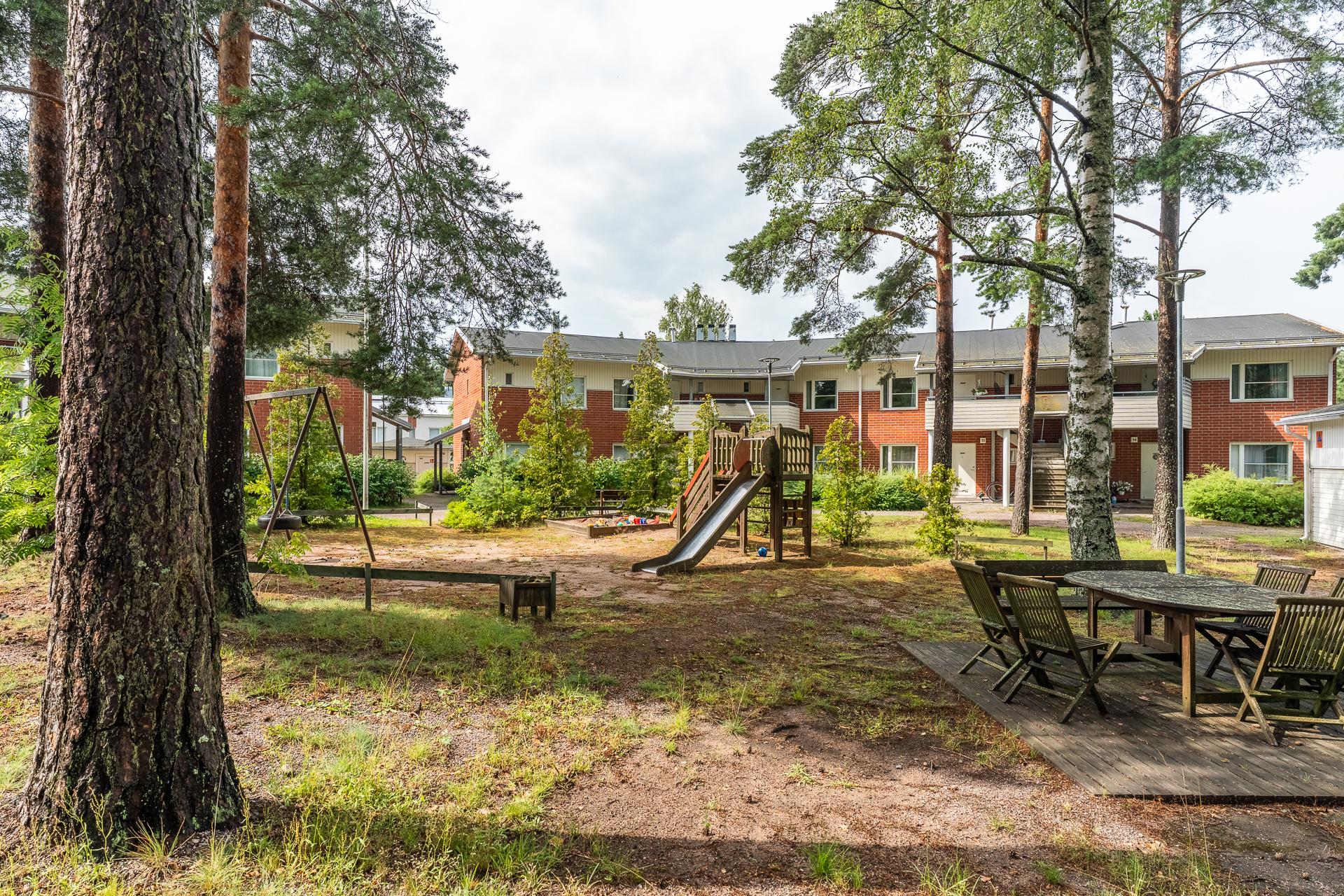 Yhtiön piha-aluetta