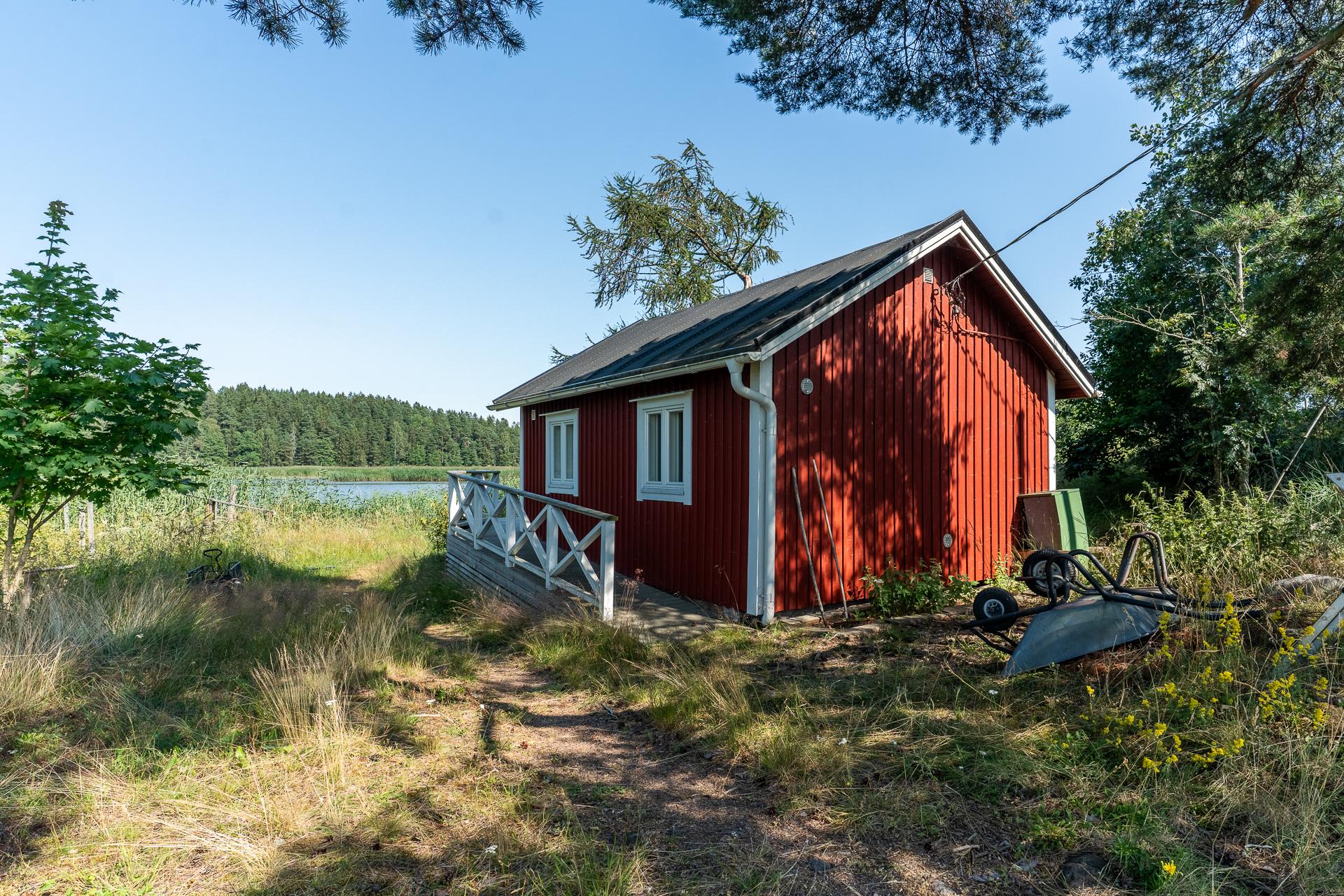 Saunamökki takaa