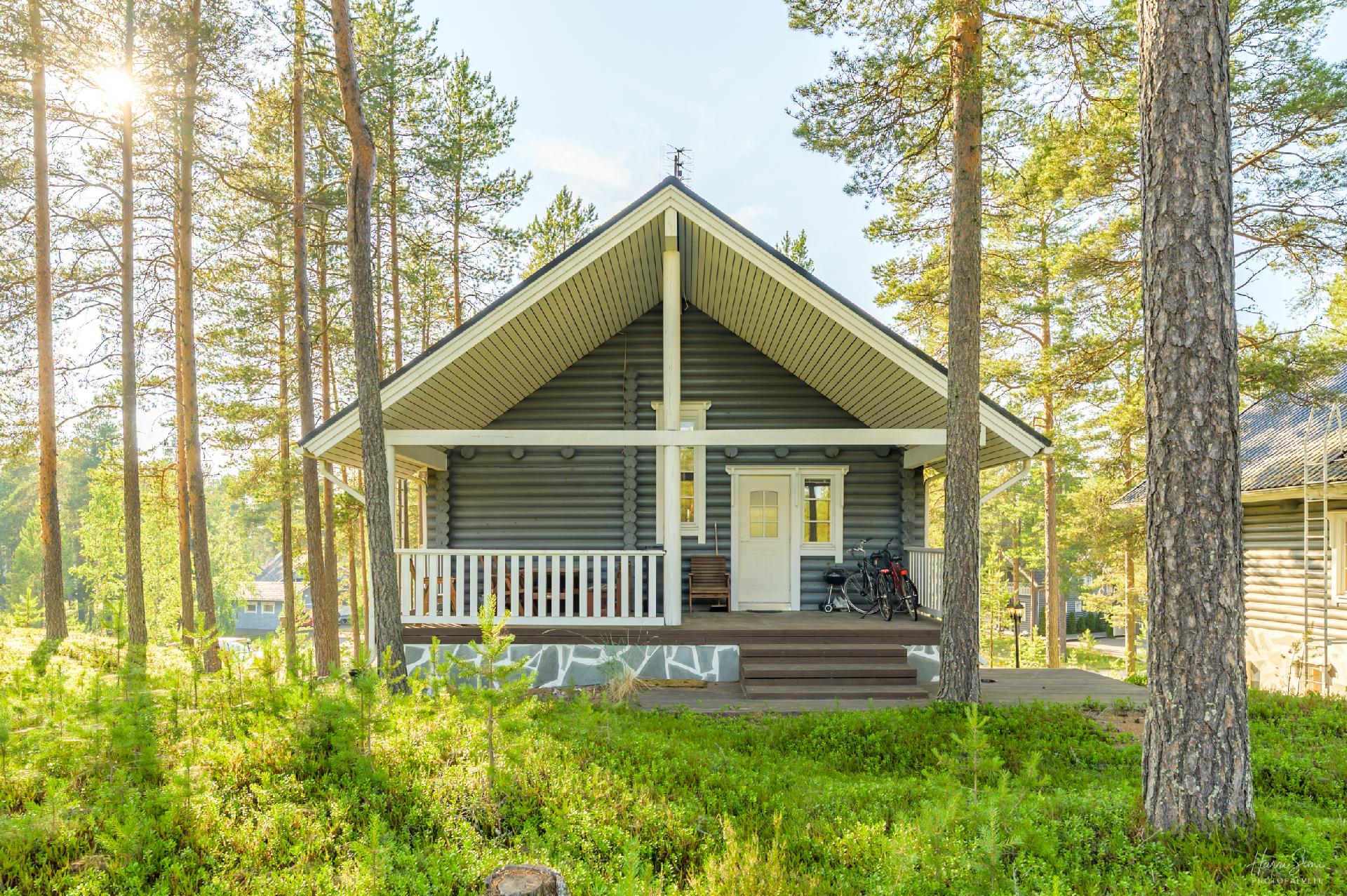 2. kerros: pääsisäänkäynti ja erassi golfkentän puolella