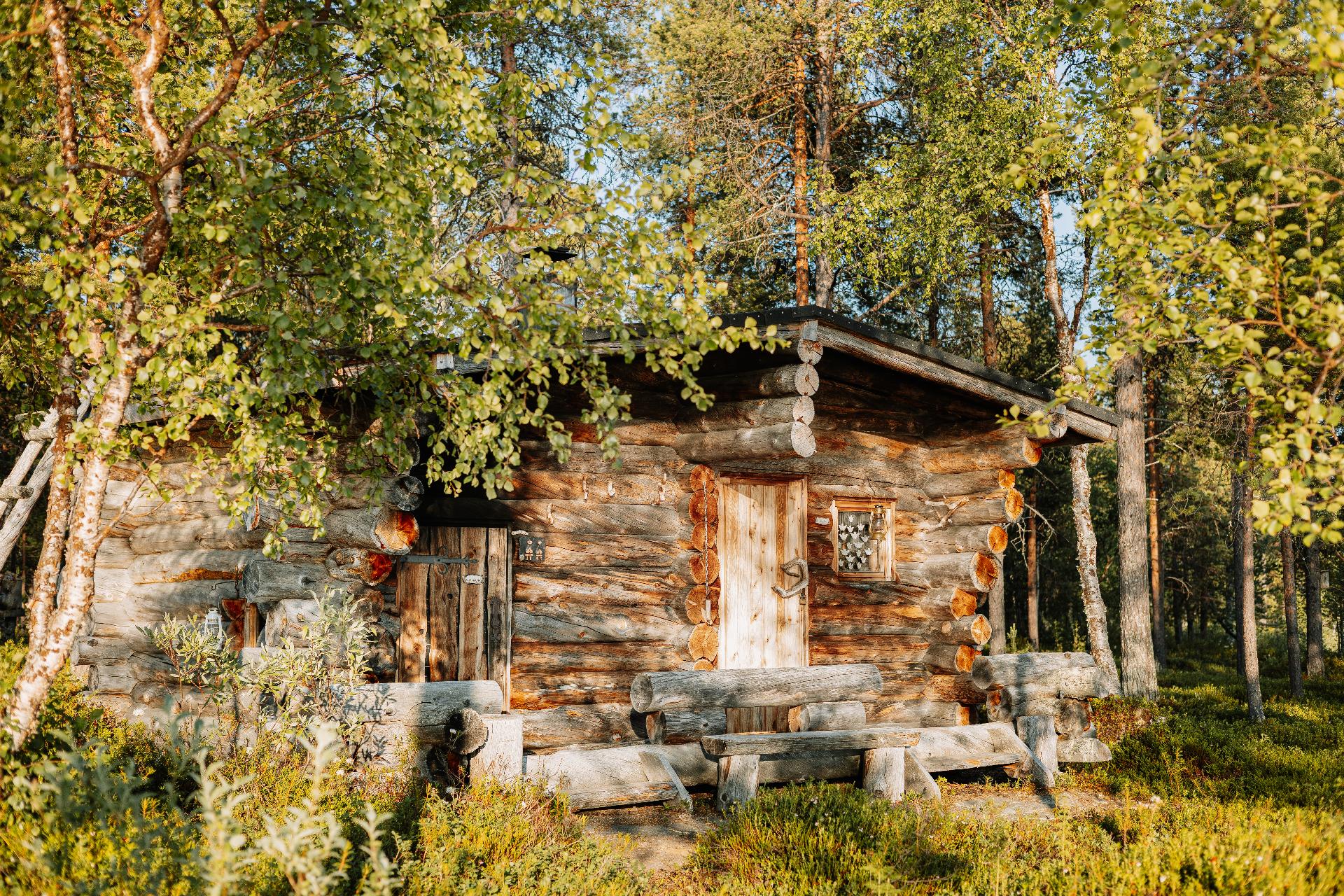 Perinteinen pihasauna, jonka yhteydessä savusauna