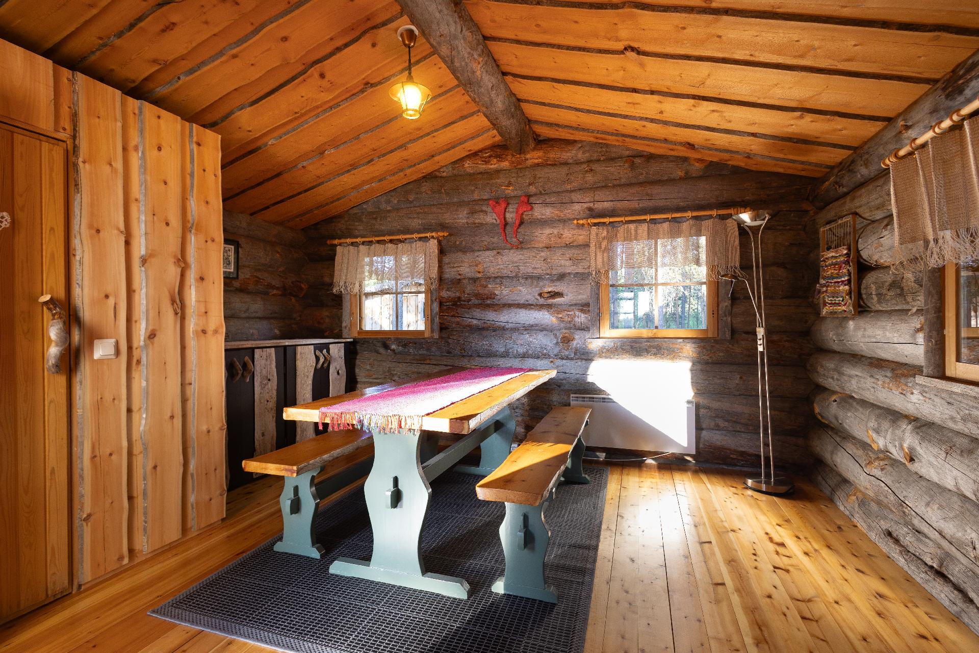 Ruokailutilasta kulku polttavaan wc:hen