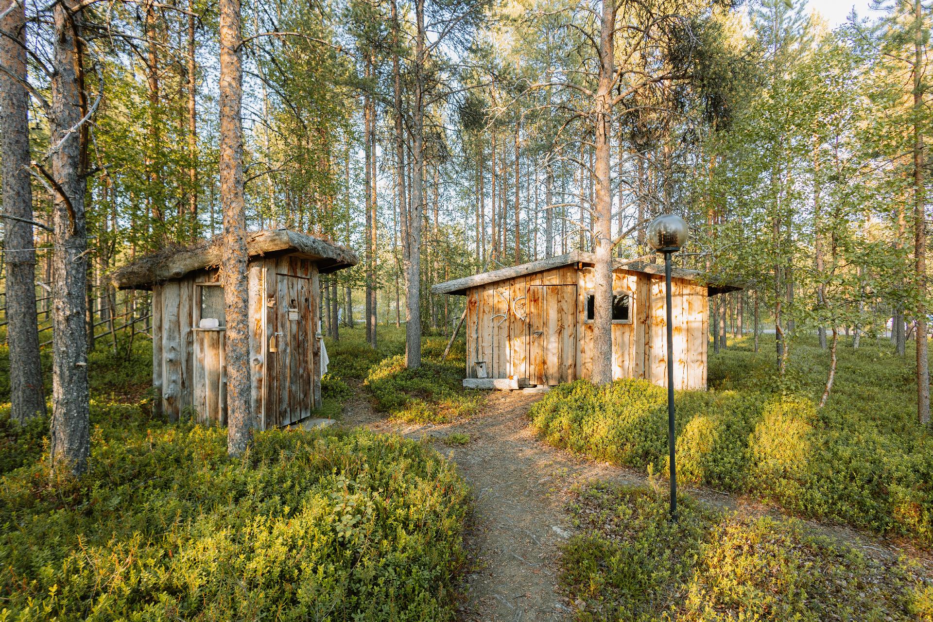 Pihapiirissä ulkowc ja kylmä varasto