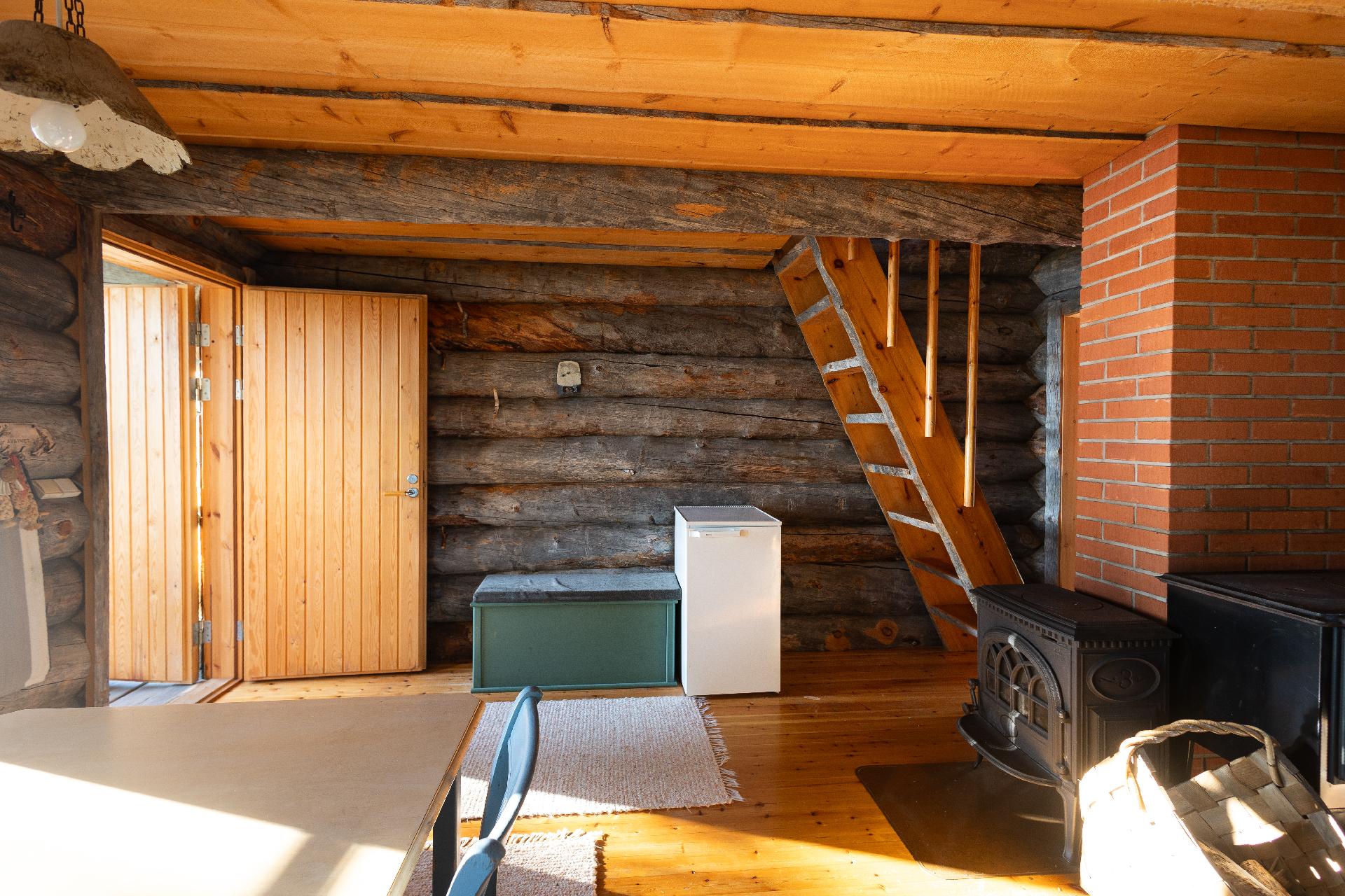 Päämökin tuvassa kamiina ja puuliesi