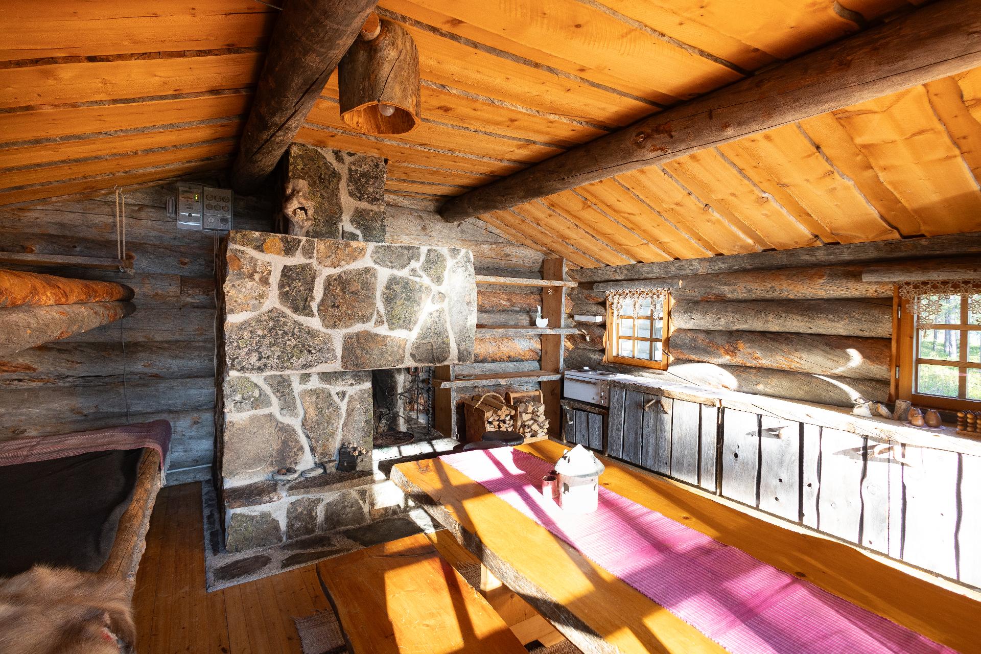 Vanhan mökin tuvassa keittiö, avotakka ja nukkumatilaa