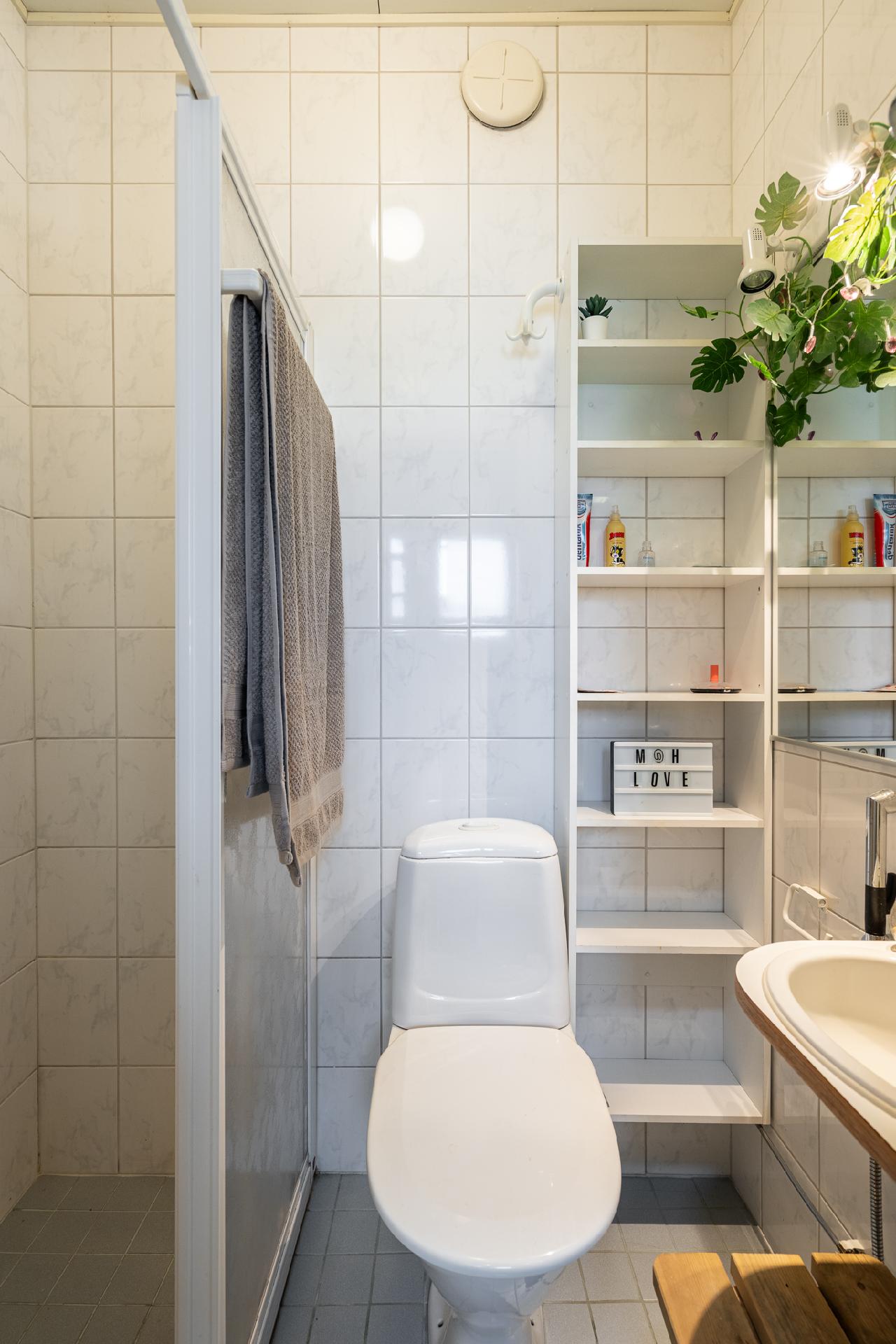 Yläkerran suihkutila/wc