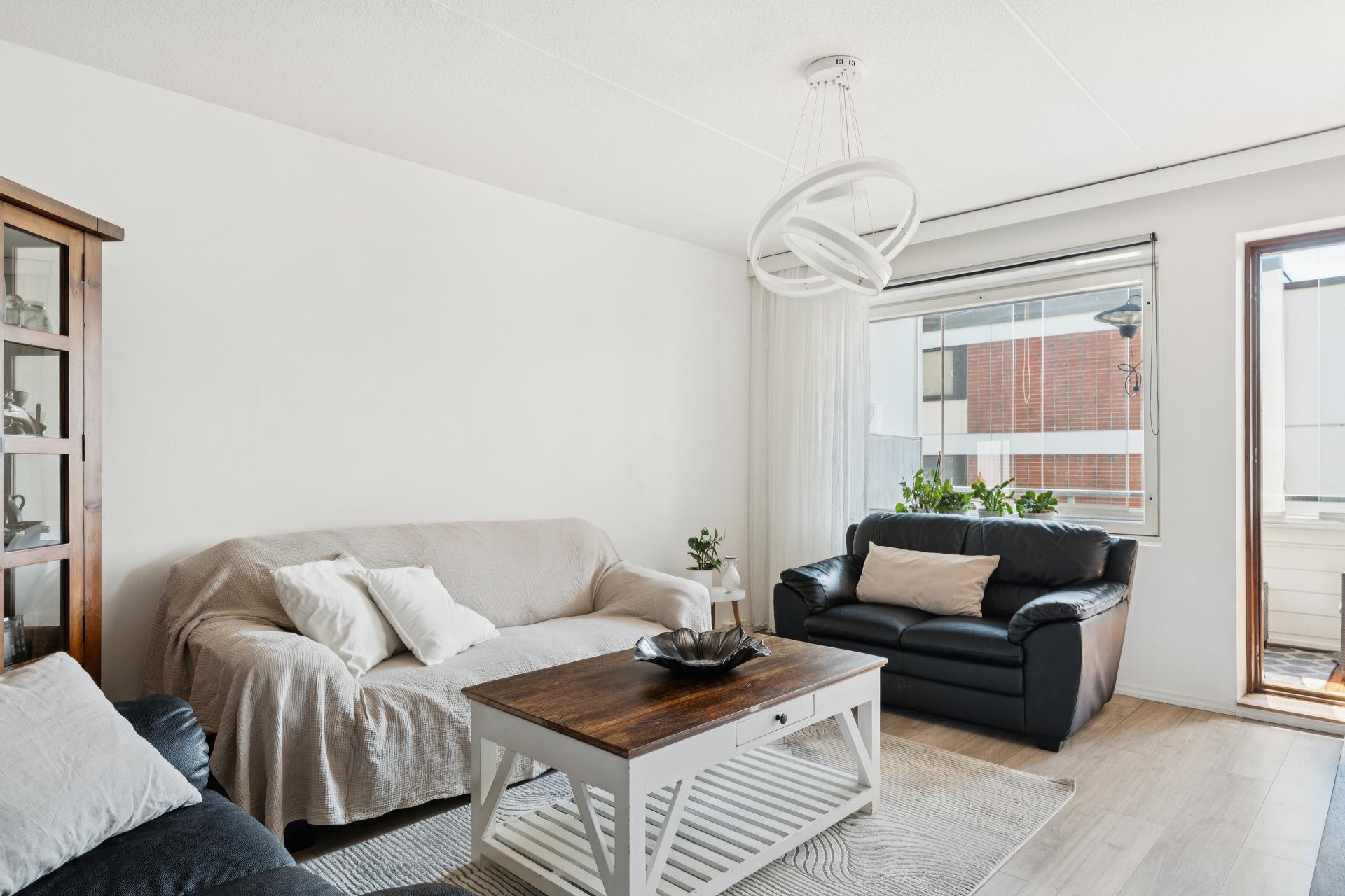 Iso olohuone, josta on käynti lasitetulle parvekkeelle