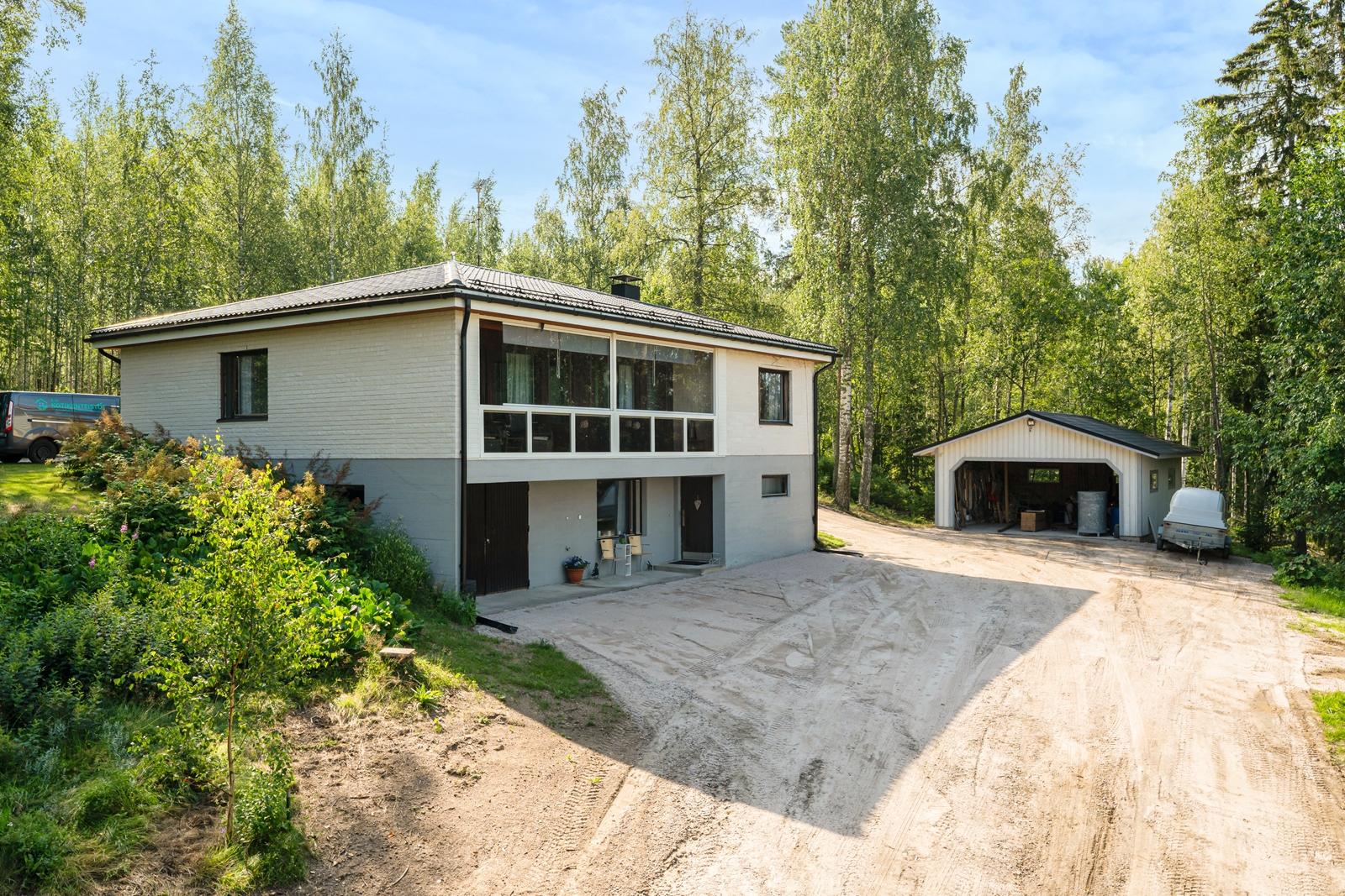 Näkymä pihaan ajettaessa