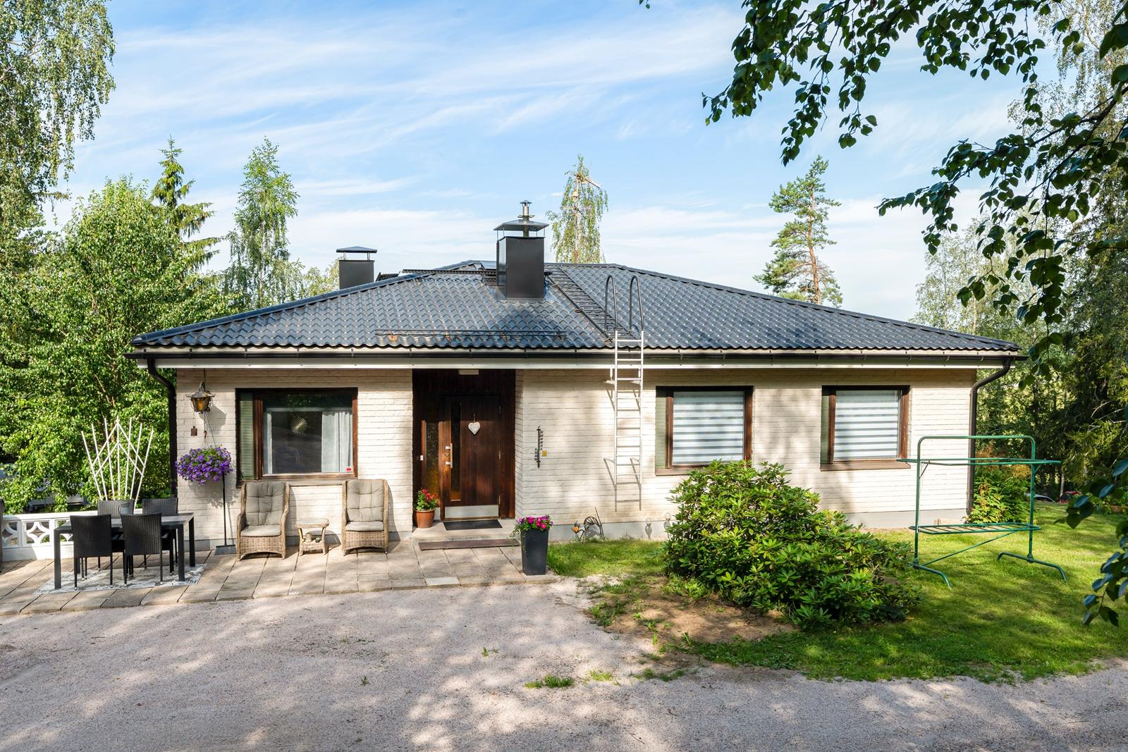 Talo yläsisäänkäynnin puolelta
