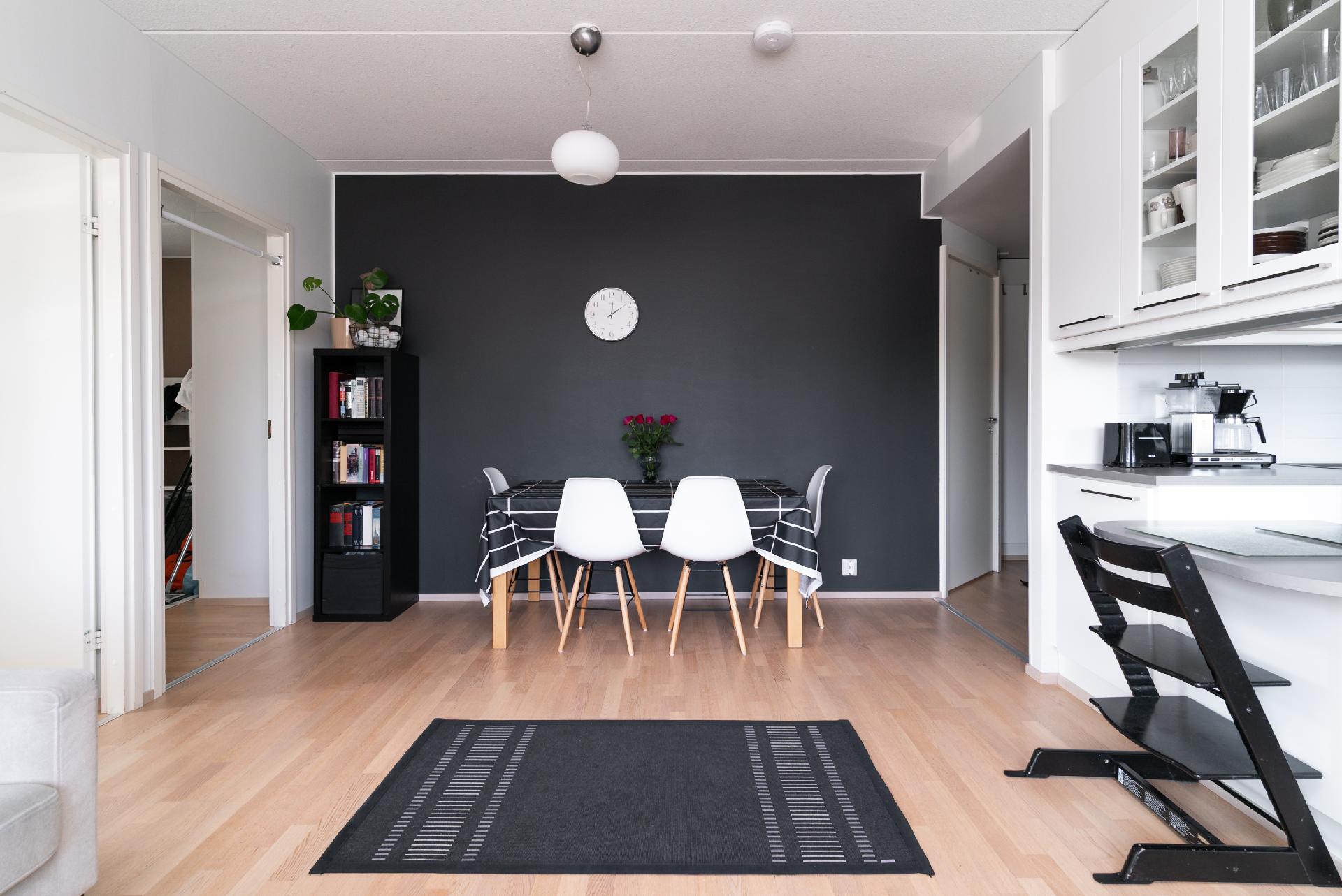 olohuoneessa tilaa ruokapöydälle