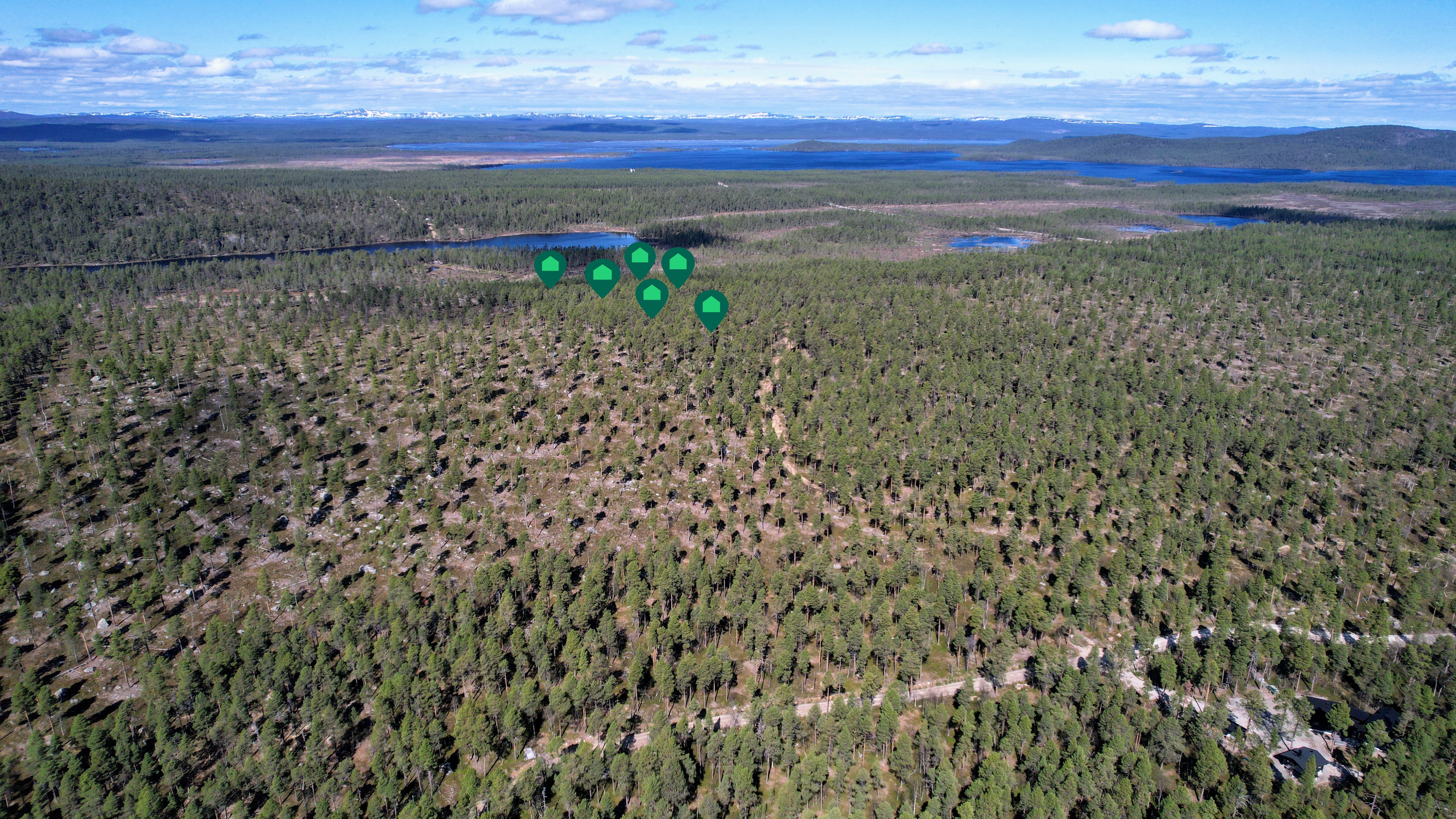 Kaikki myytävät tontit, Ahvenjärvi häämöttää taustalla.