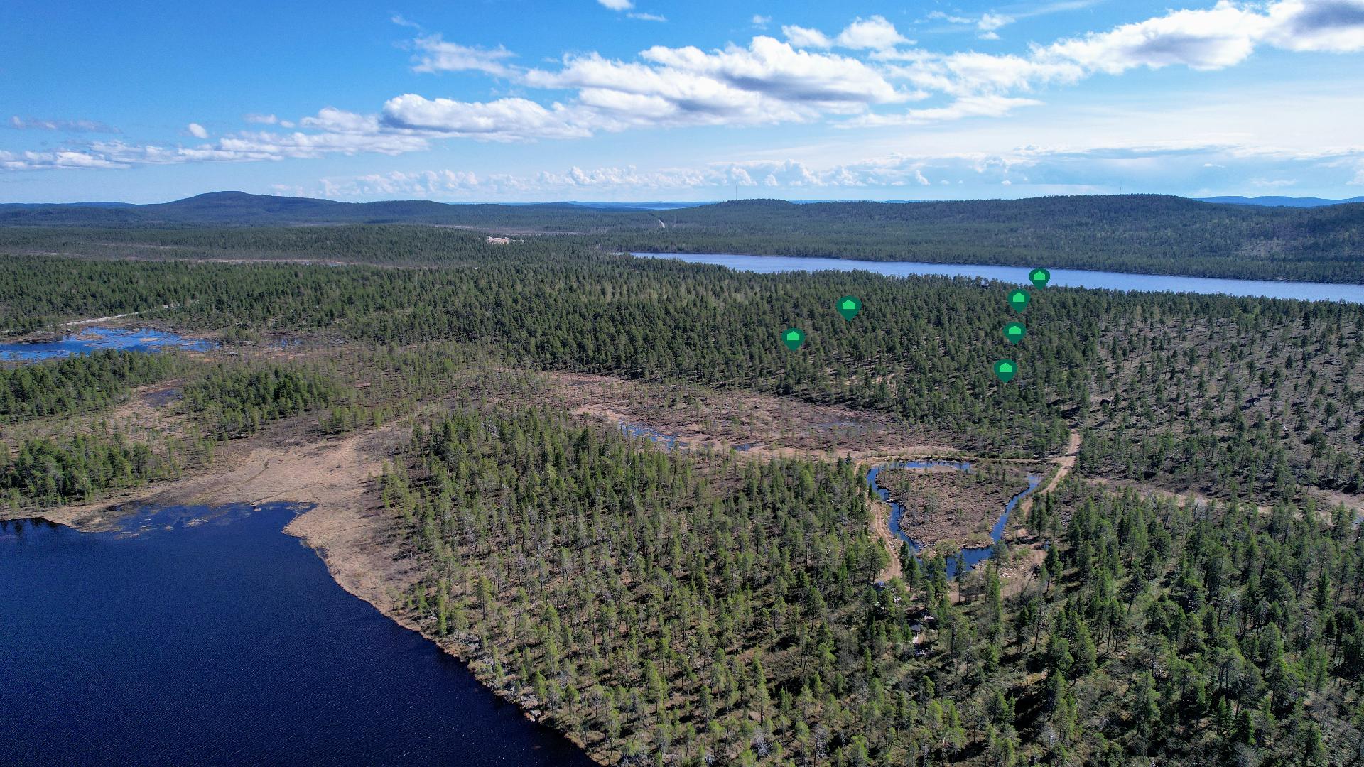 1,1 ha:n tontit 5-6 vasemmalla, oikealla puolella pienemmät 7 250 - 8 000 m2:n tontit 1-4