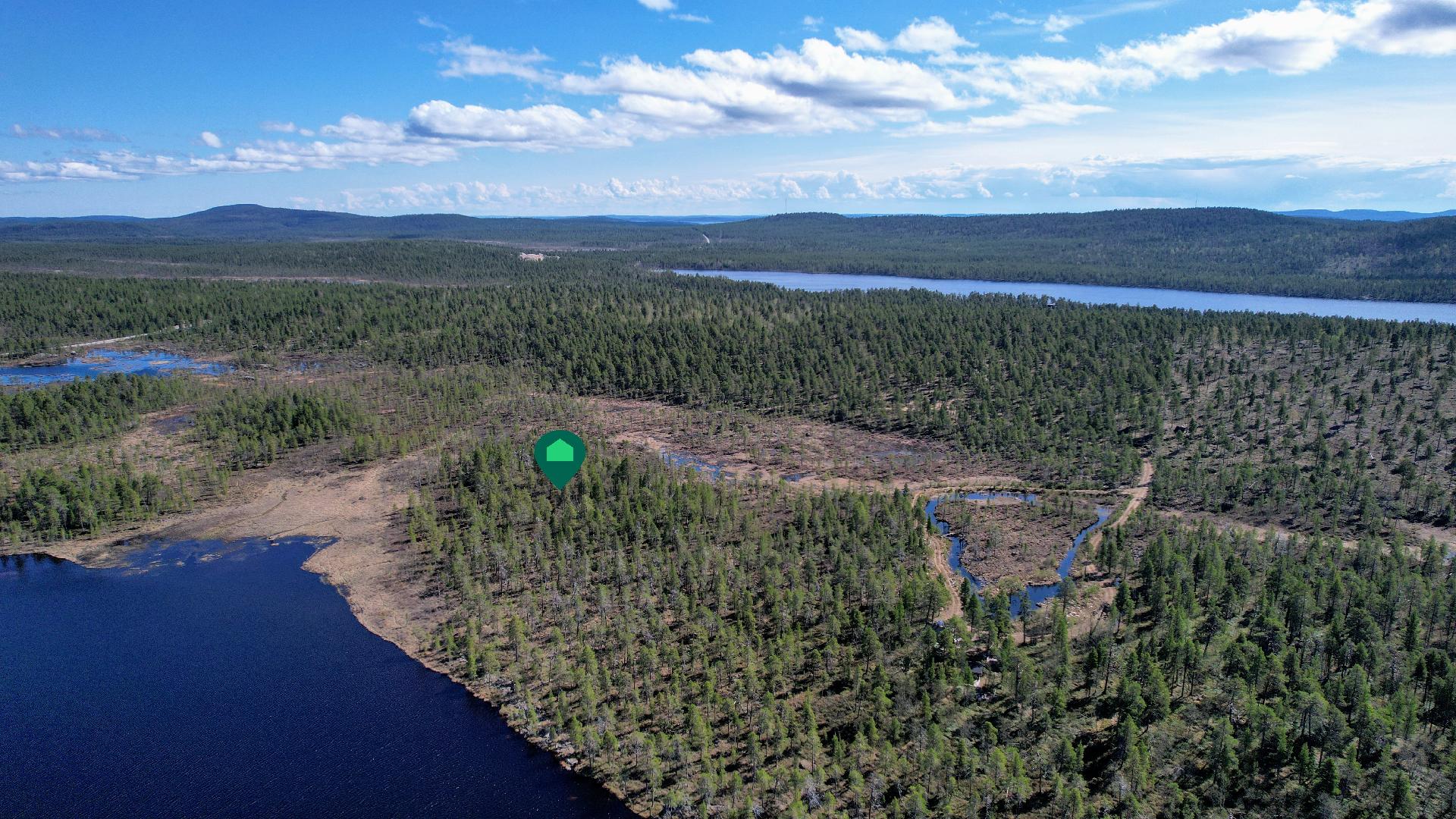 Ahvenjärven rannalla vapaa-ajan asunnolle sopiva rakennuspaikka, takana häämöttää Konesjärvi