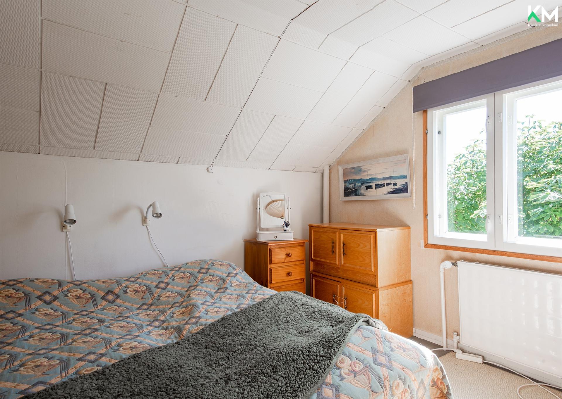 Makuuhuone 3 (yläkerta)