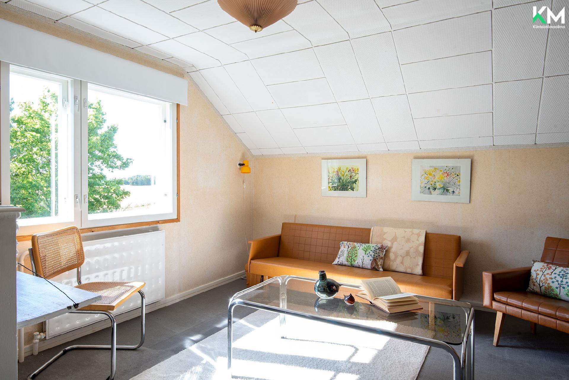 Makuuhuone 4 (yläkerta)