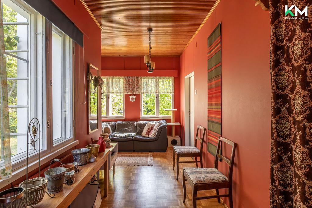 Huone olohuoneen jatkeena