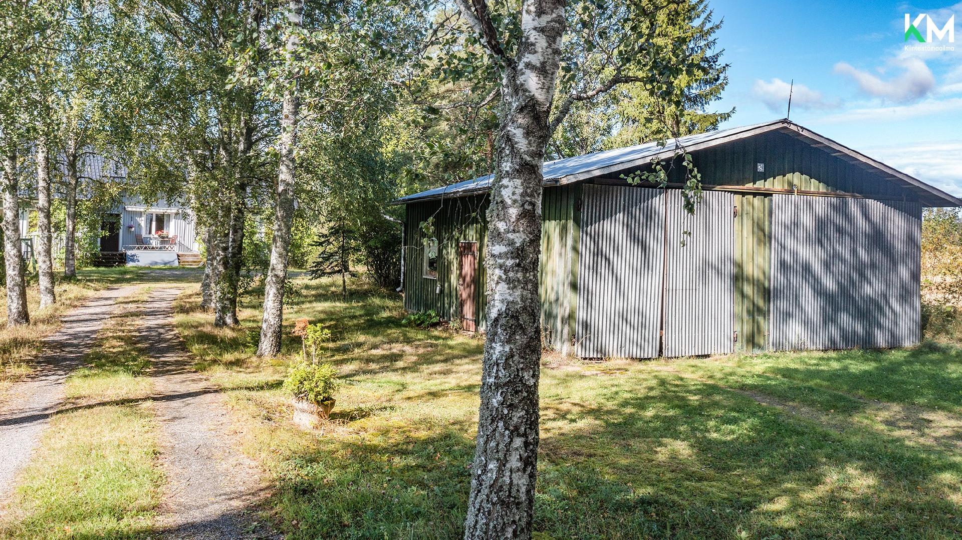 Kuja talolle ja ulkorakennus