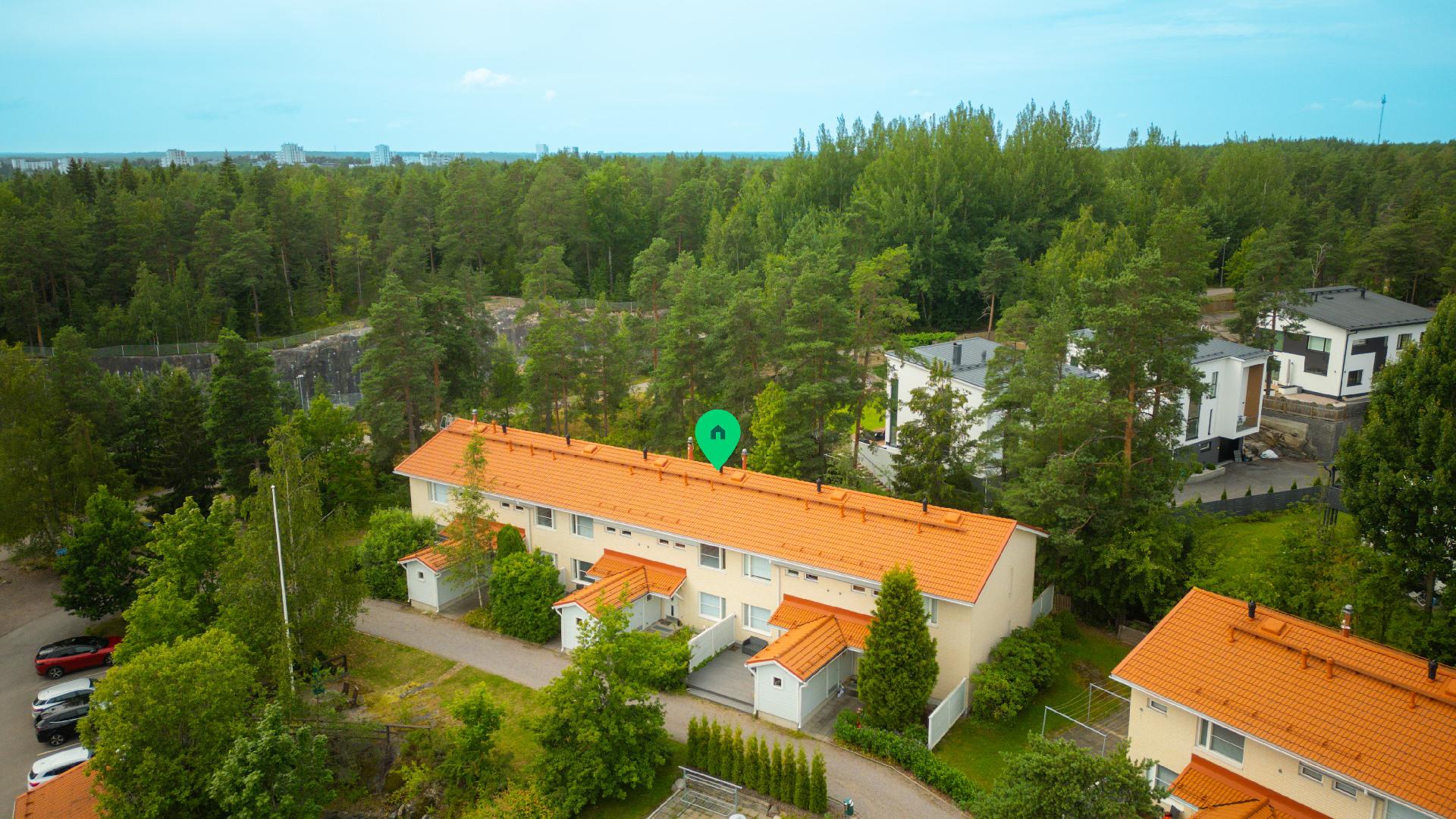 Yhtiön sijainti on keskeinen, mutta rauhallinen ja viihtyisä