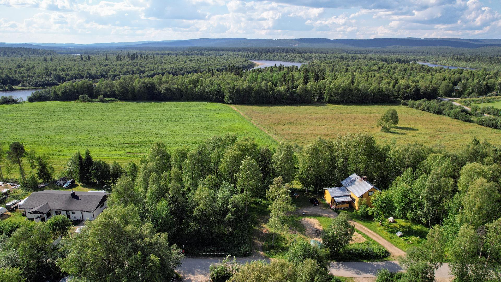 Omakotitalotontti Ivalon keskustan läheisyydessä kävelymatkan päässä palveluista.