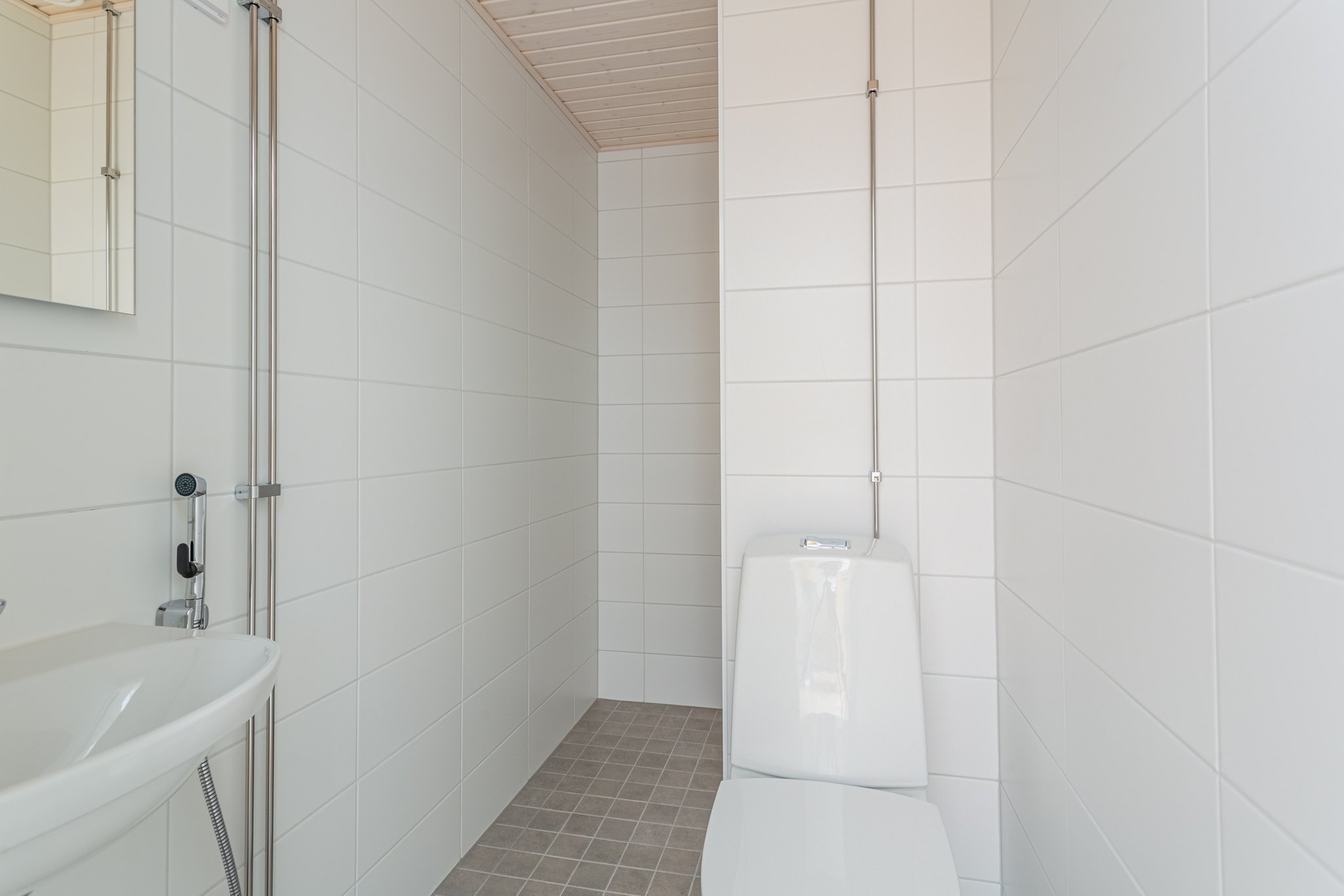 Yläkerran wc:n takaosassa meikkaustila