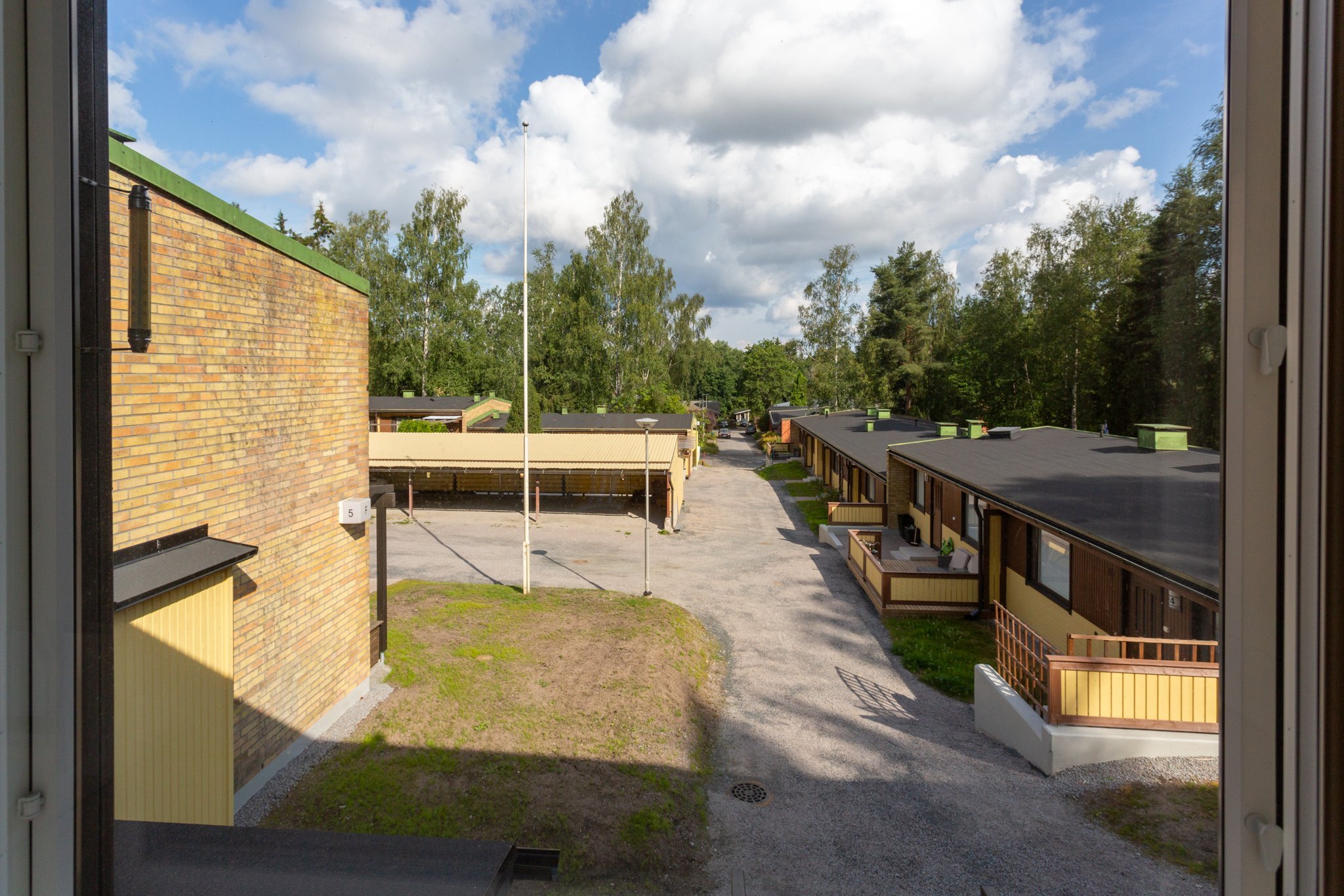 Näkymä yläaulan ikkunasta