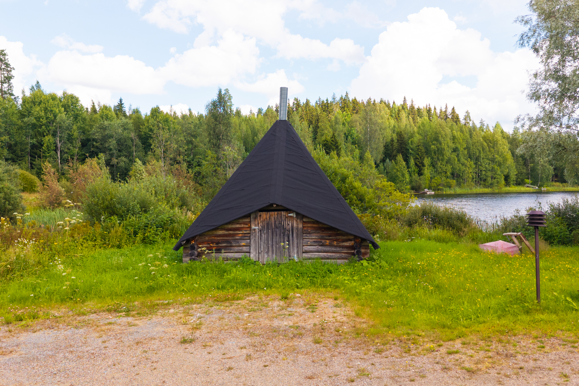 kota pihapiirissä