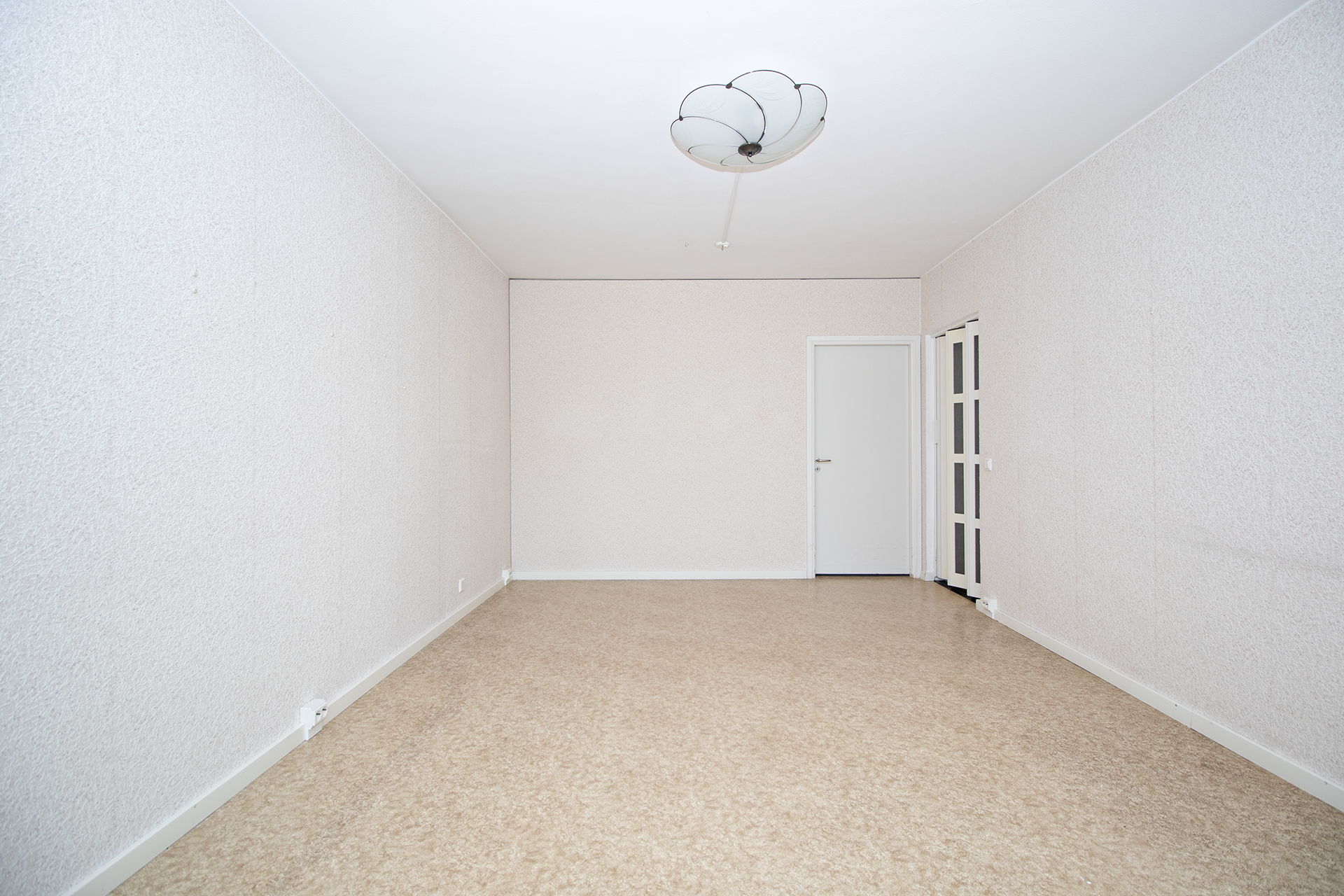 Olohuone on erittäin tilava.