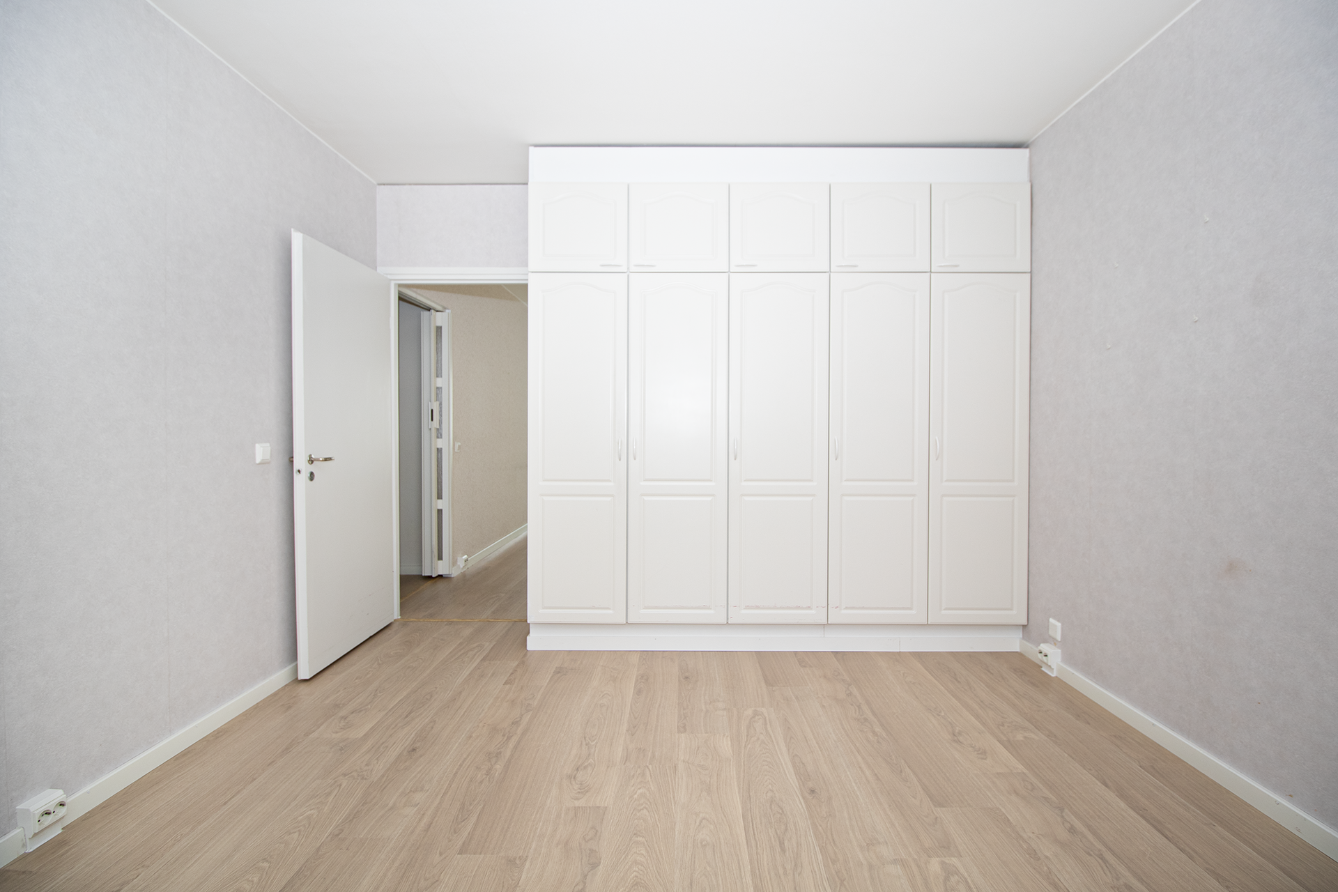 Makuuhuoneessa paljon kaapistoja.