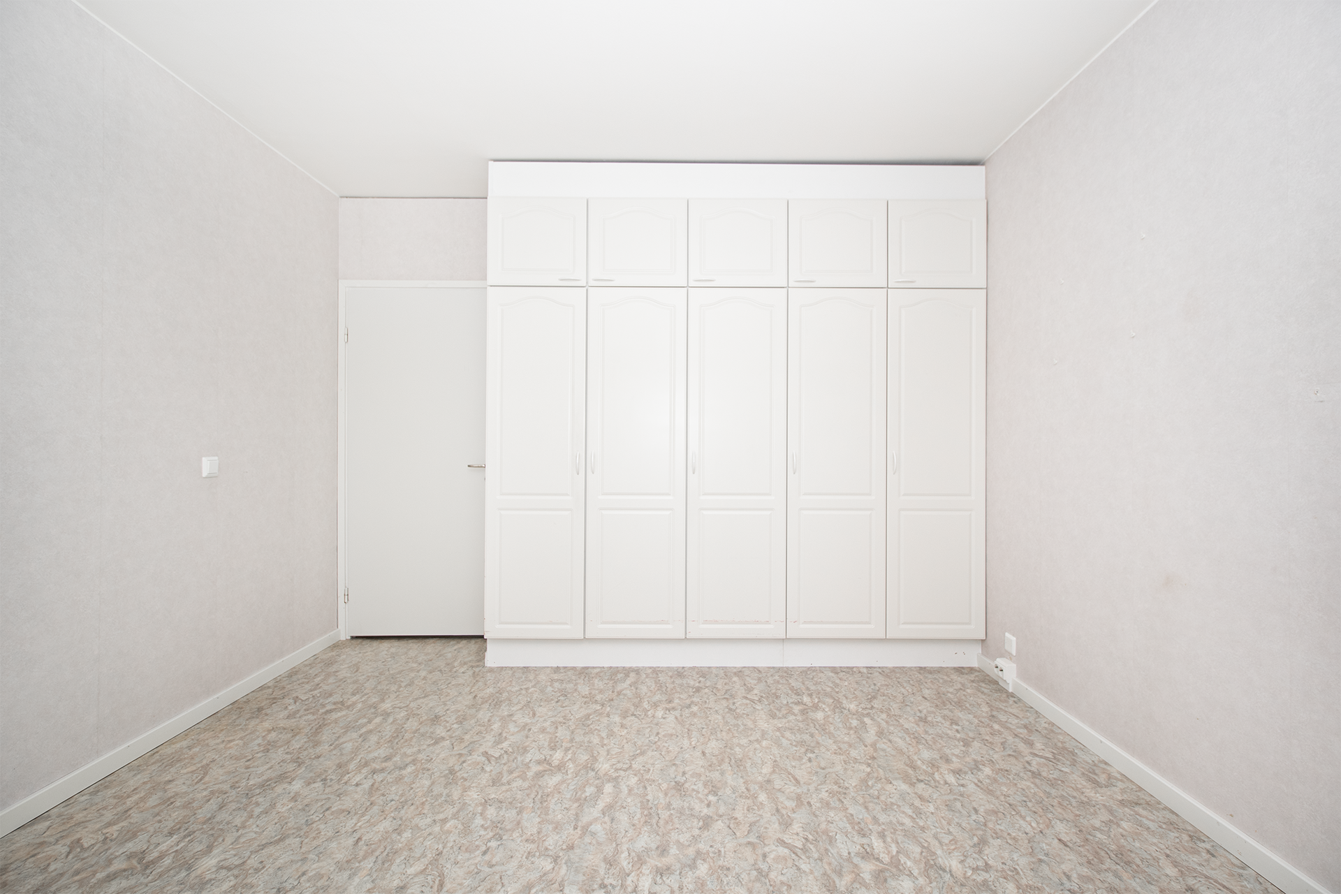 Makuuhuoneessa kaapistoja.