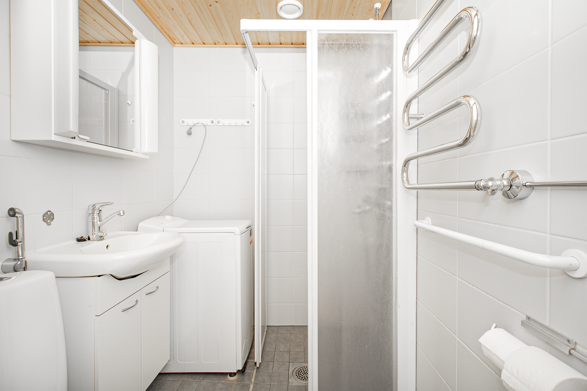 Hyvin tilaa pyykinpesukoneelle.