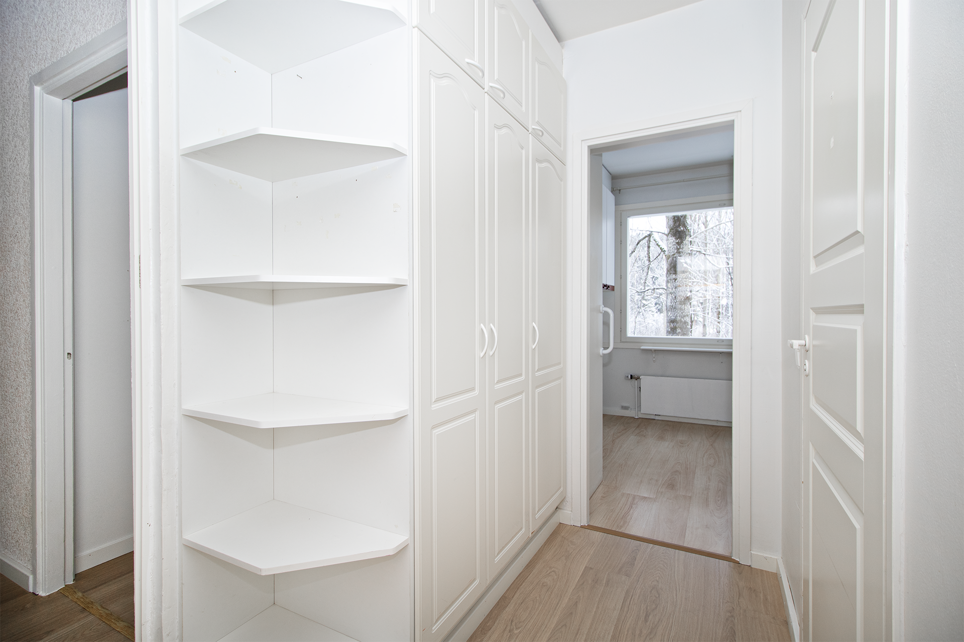 Eteisessä kaapistoja.