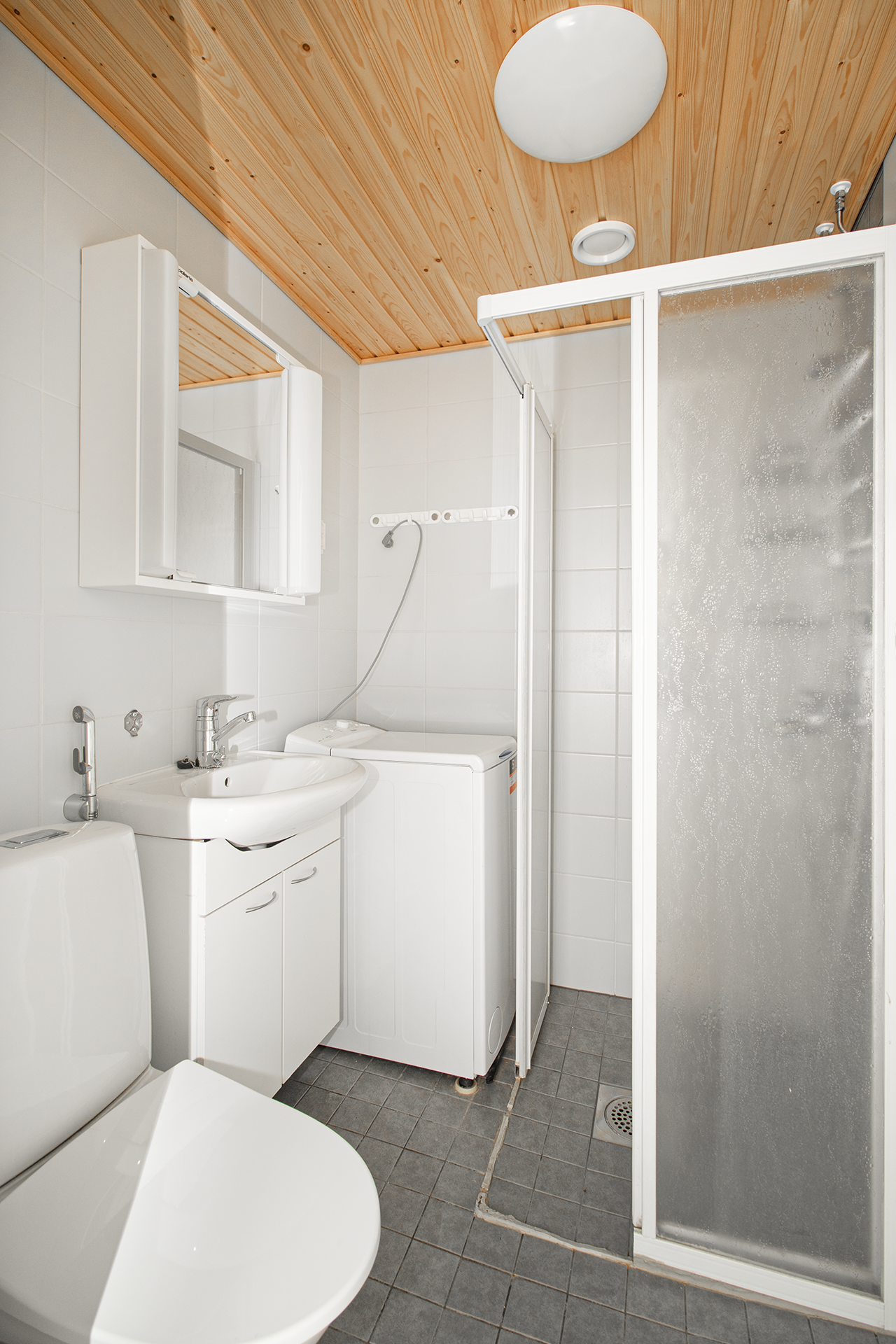 Kylpyhuone remontoitu.